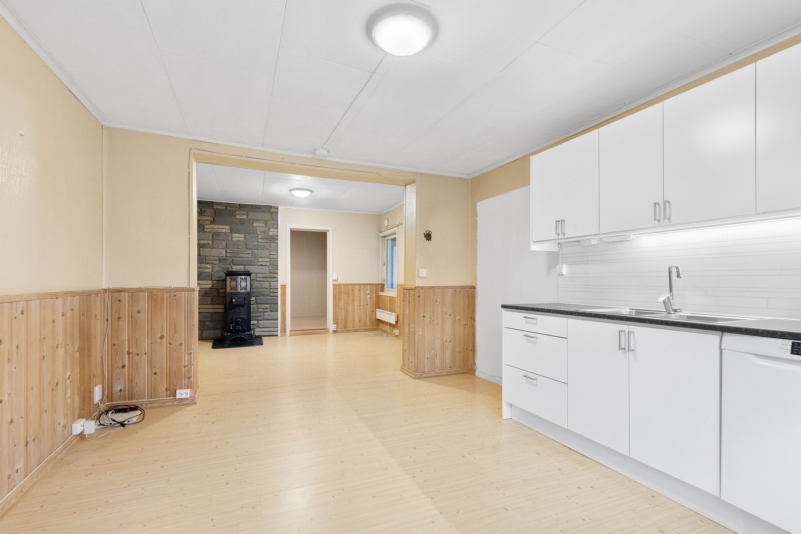 Halvåpen løsning mellom kjøkken og stue. Galleribilde