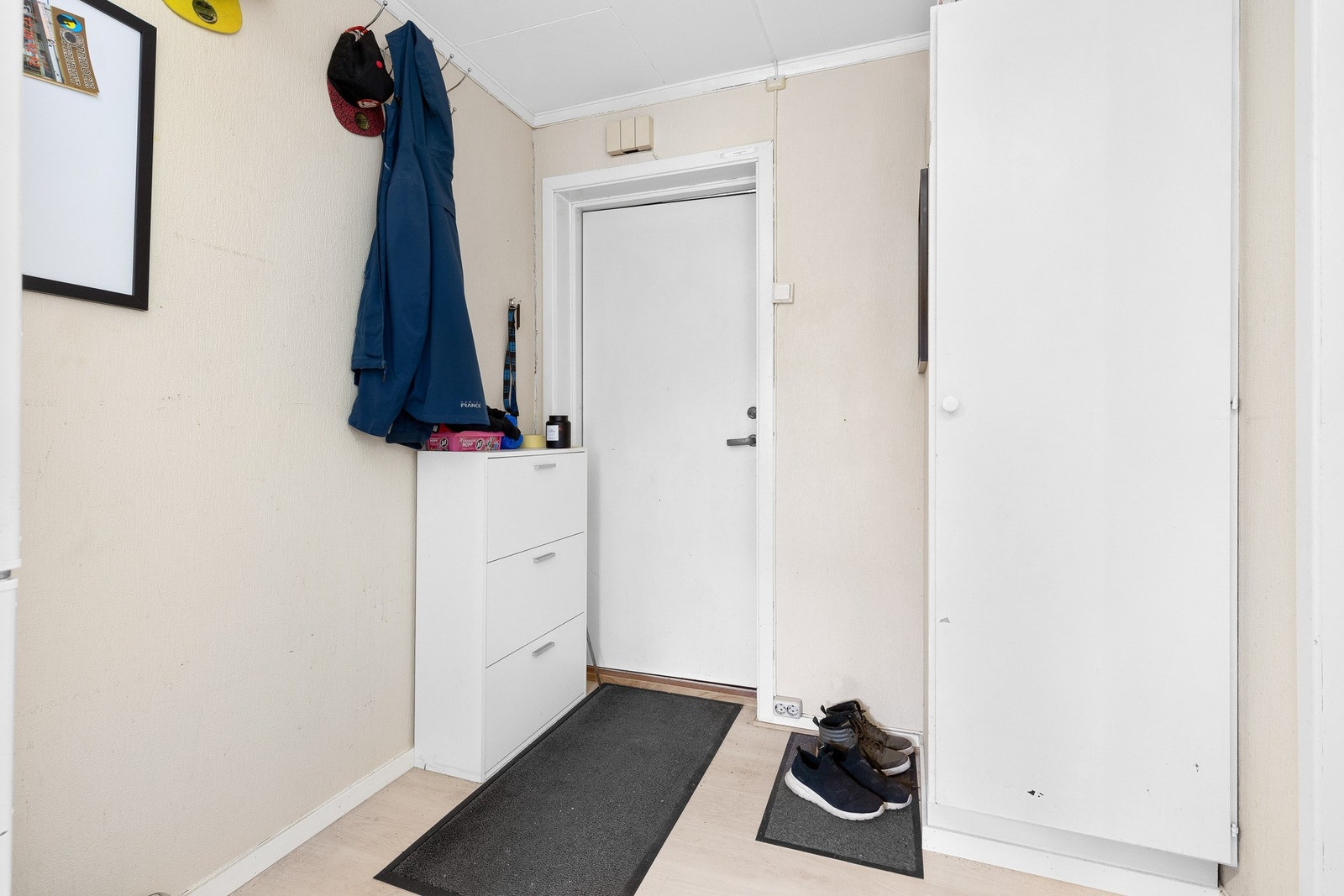 Entreen i 2. etasje har garderobeskap og skoskap. Galleribilde