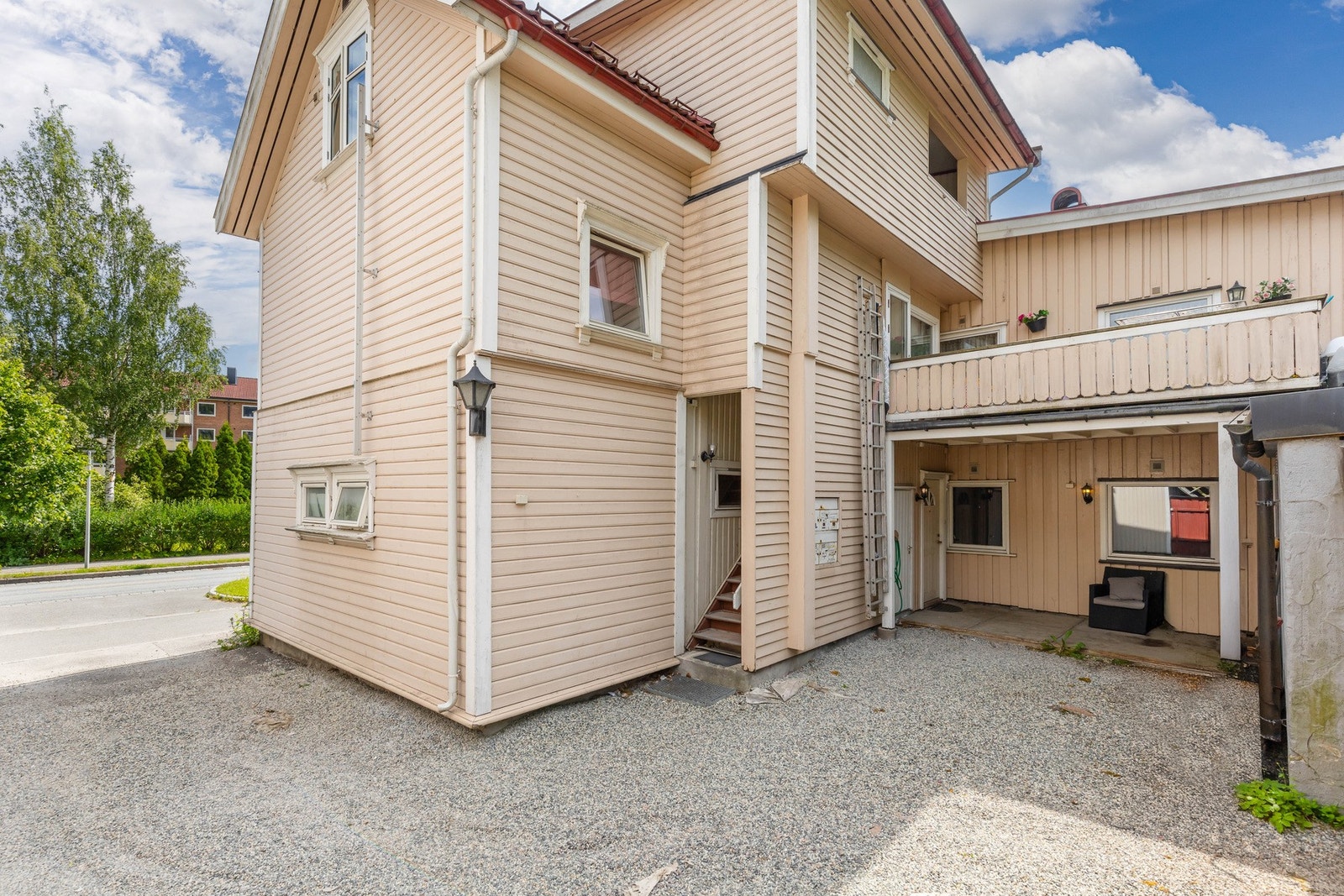 Det er parkeringsplass på gruset gårdsplass Galleribilde