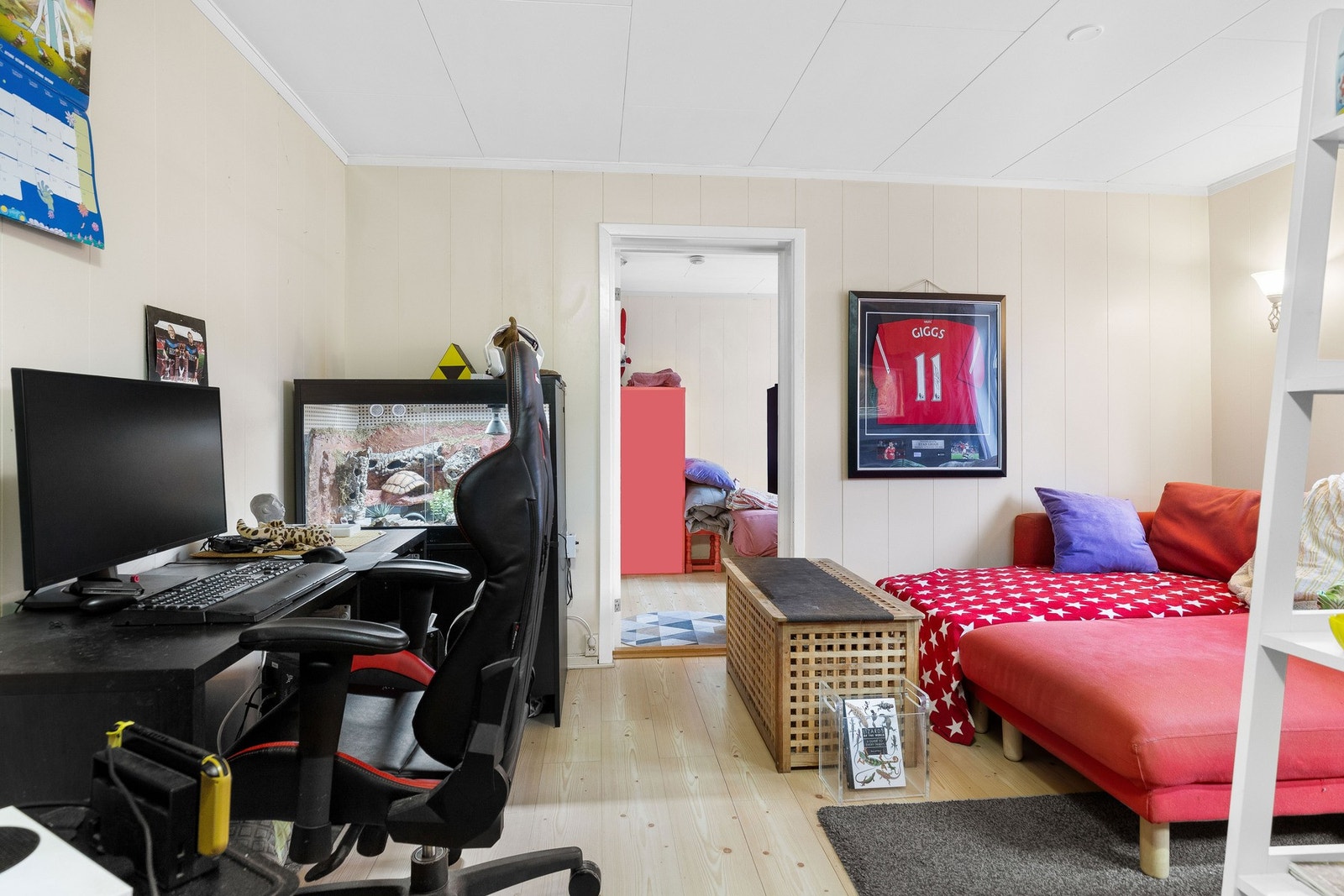 Stue med sofa, kontorplass og direkte adkomst til soverom. Galleribilde