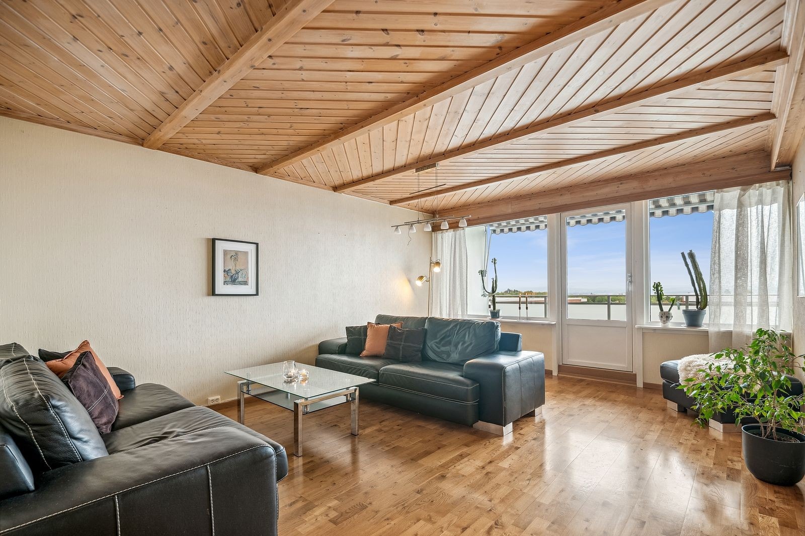 Romslig stue med utgang til balkong Galleribilde