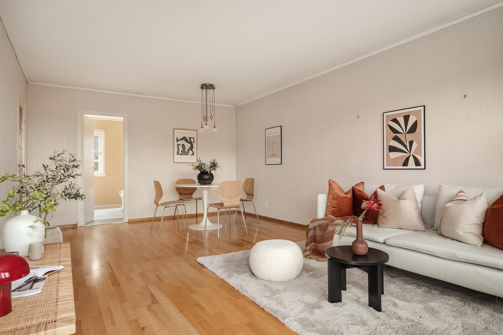 Leilighetens oppholdsrom er en lys og romslig stue på 27,02 m². Galleribilde