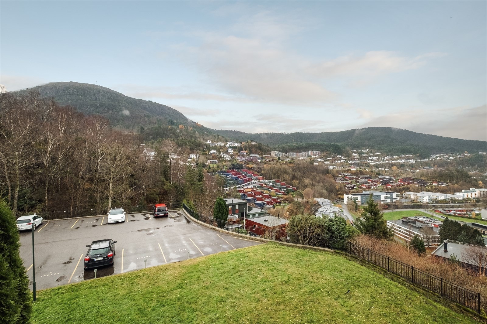 Garasjeplass og carport tildeles på leiebasis etter venteliste. Utendørs parkeringsplass tildeles normalt så straks man overtar boligen. Galleribilde
