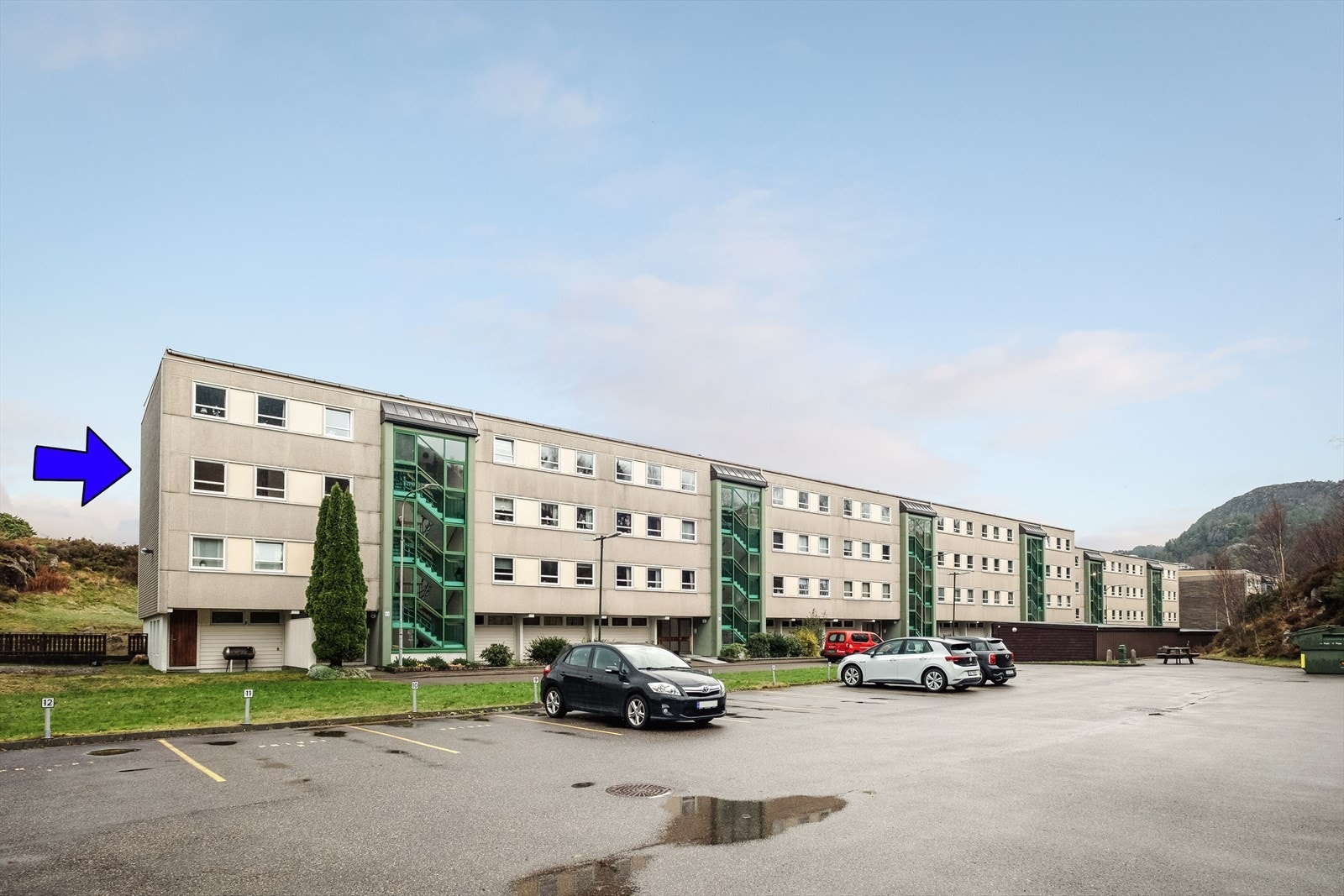 Borettslagets tomt er pent opparbeidet med asfalterte veier, parkeringsplasser, grøntområder, lekeplass og diverse beplantning. Galleribilde