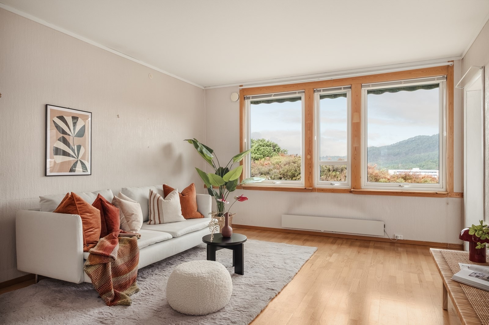 Store og gjennomgående vindusflater sikrer rikelig med naturlig lysinnslipp til leiligheten. Galleribilde