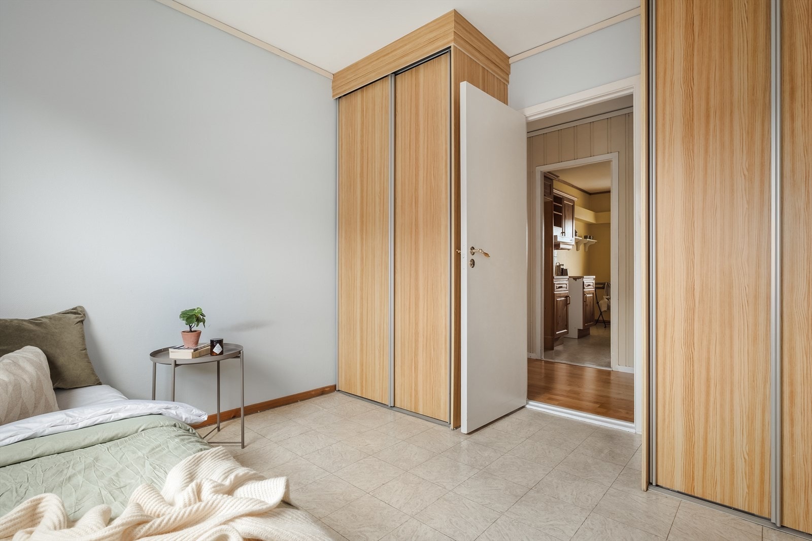 Leilighetens andre soverom måler 9,40 m². Også her er innredningsmulighetene gode. Galleribilde