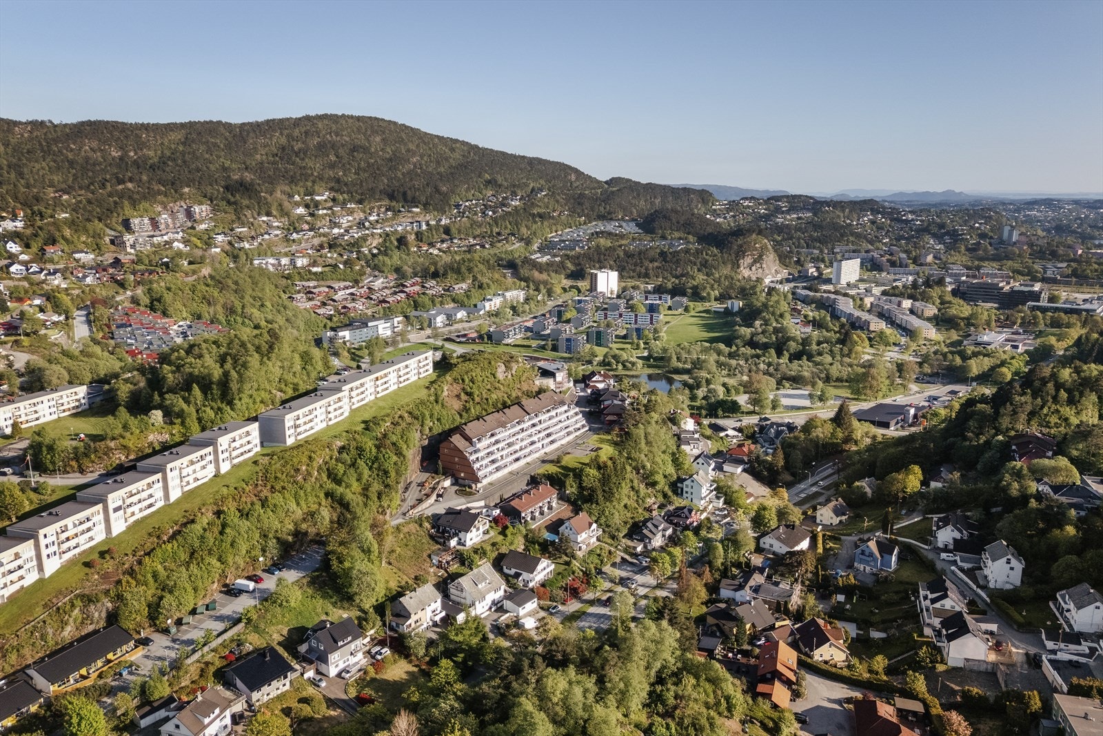 Leiligheten har en meget attraktiv beliggenhet i et populært borettslag på solsiden av Fyllingsdalen. Herfra er det kort vei til alt man skulle trenge i hverdagen, og du finner både skoler, barnehager, kollektivtransport og Oasen senter like i nærheten. Galleribilde