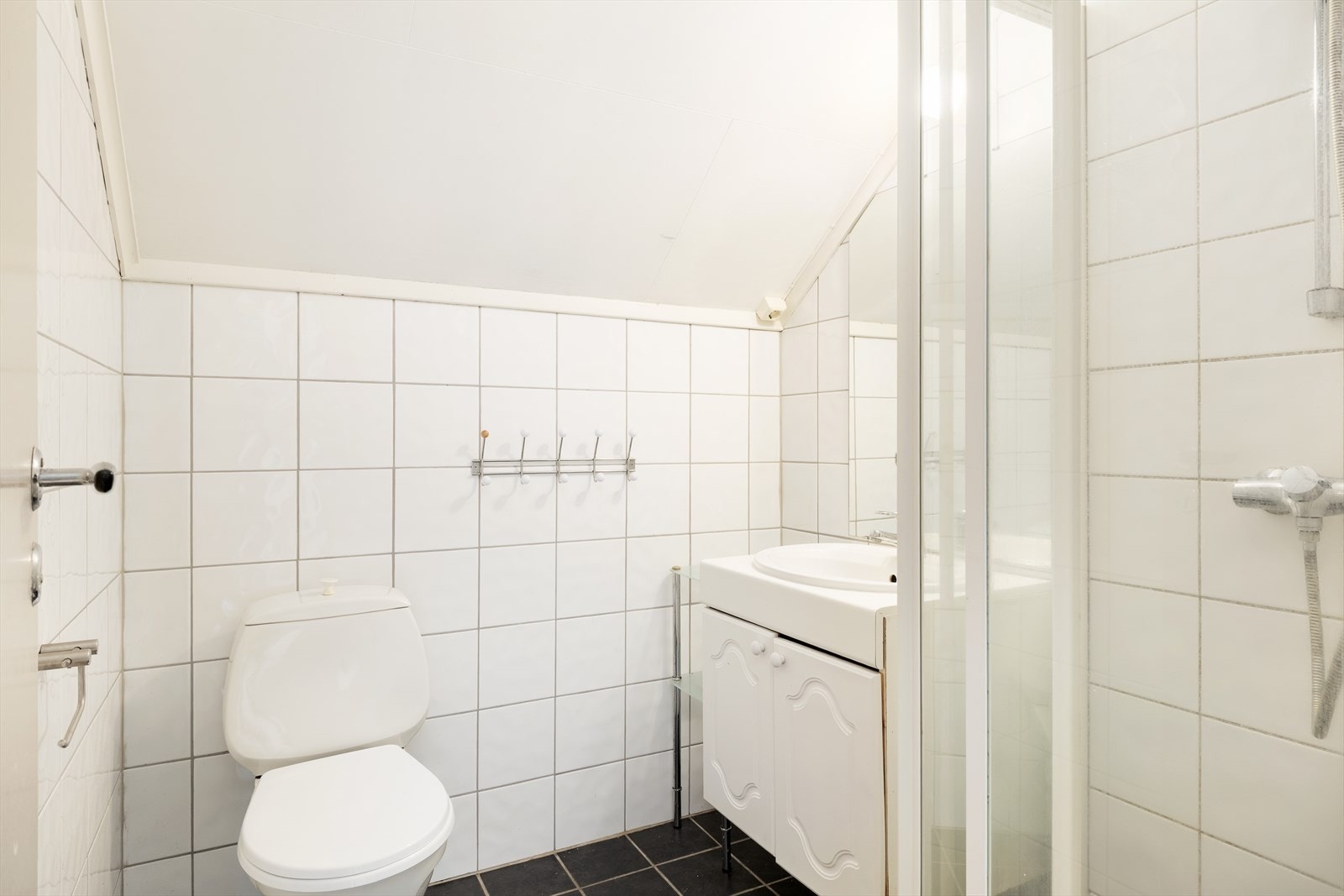 Badet har flisar på vegg og golv, samt himlingsplater i tak. Varmekablar i golv. Galleribilde