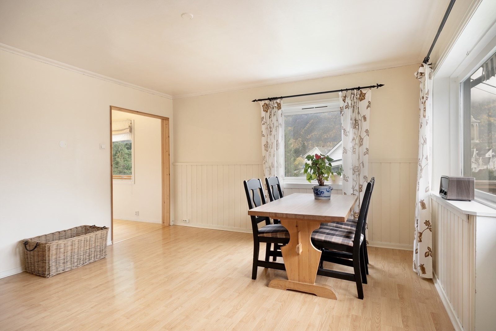 I stova har ein også plass til å innreie med eit romsleg spisebord. Galleribilde