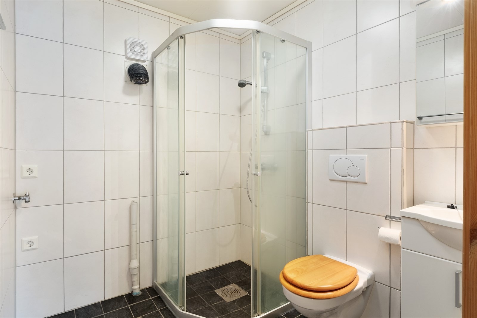 Badet har flisar på veggar og golv, samt himlingsplater i tak. Varmekablar i golv. Galleribilde