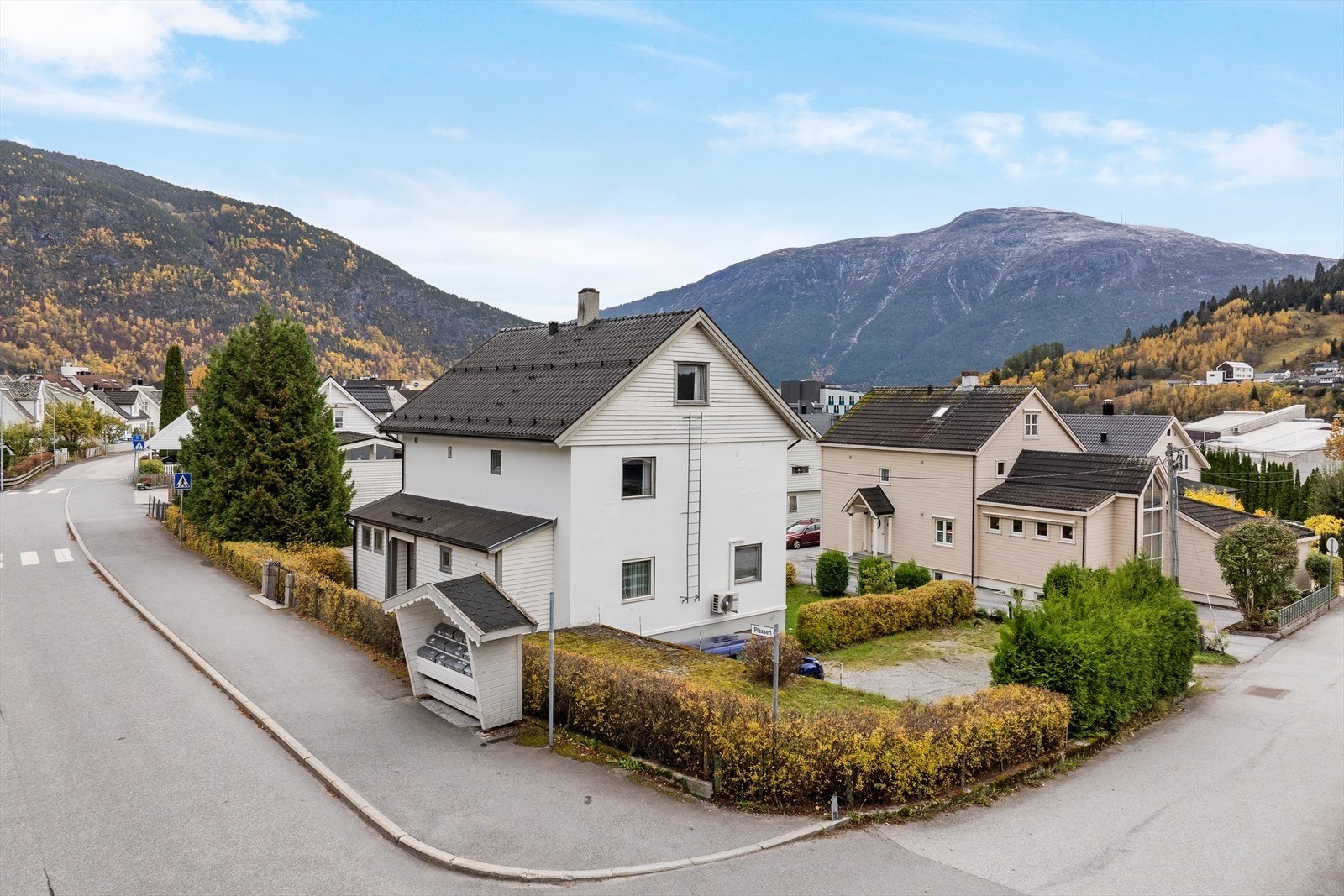 I Plassen 9 bur du svært sentralt, med gåavstand til alt av servicetilbod, skular, barnehagar og aktivitetstilbod. Galleribilde