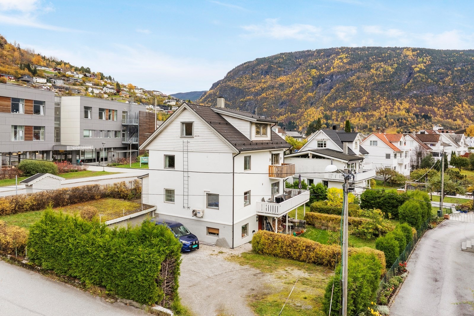 Ein tomannsbustad fordelt på 3 seksjonar med svært sentral beliggenheit i Sogndal sentrum. Galleribilde