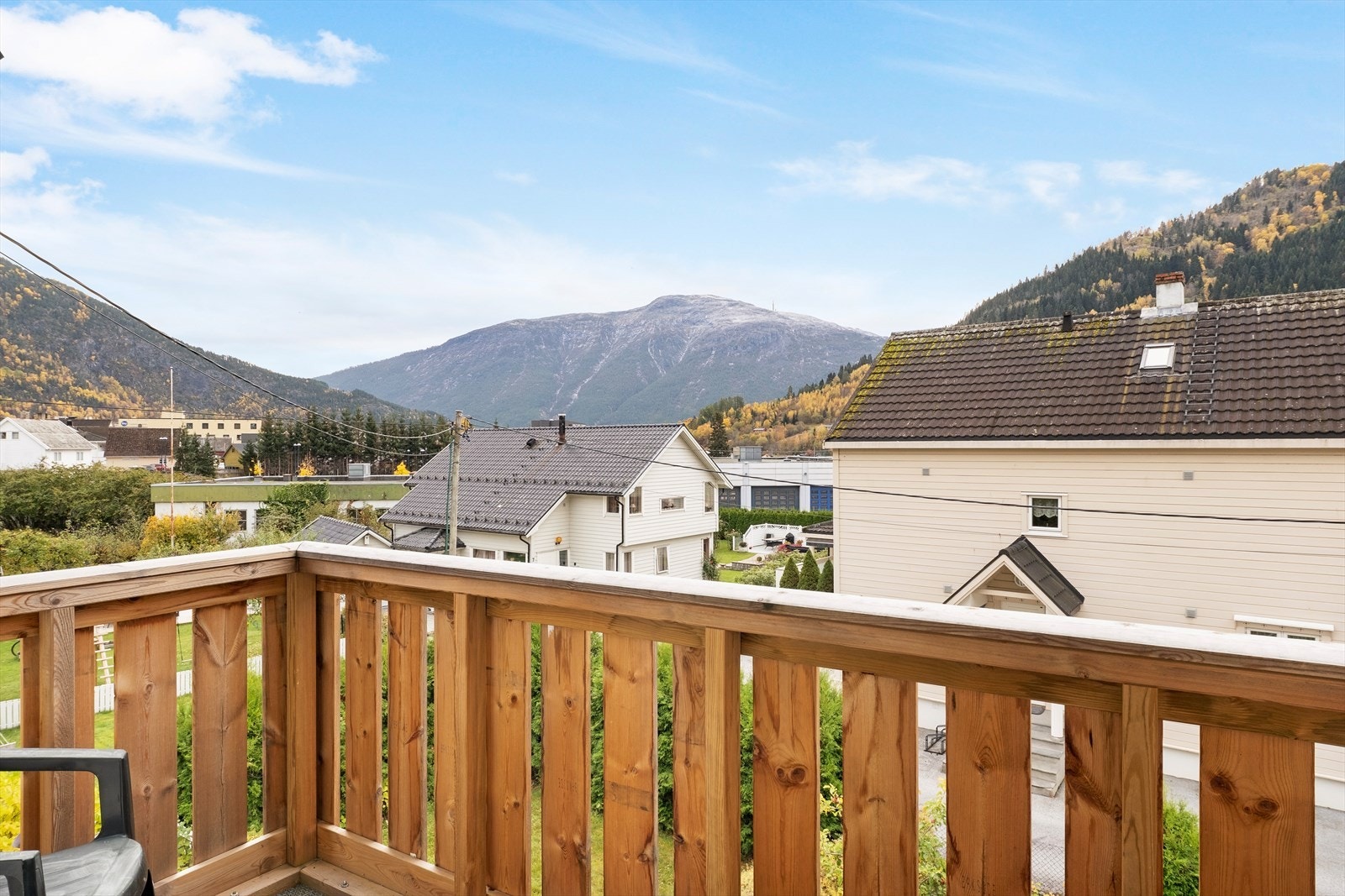 Frå stova har eit utgang til balkongen. Galleribilde