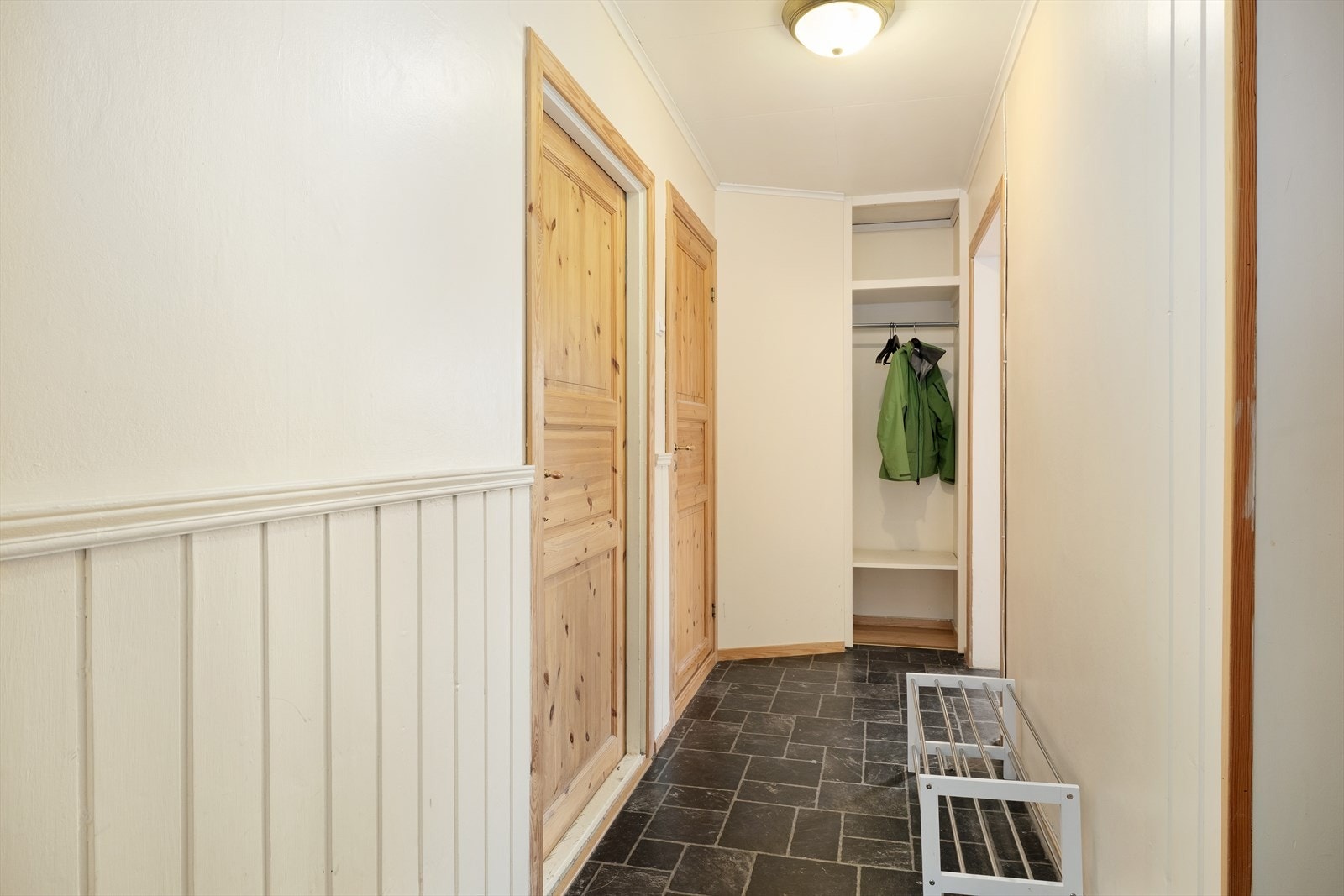 Velkommen inn! Her har du plass til å henge frå deg ytterklede og setje frå deg sko. Galleribilde