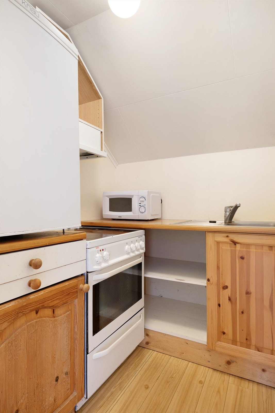 Tekjøkken på loft med innreiing med profilierte frontar og benkeplate i laminat. Dagens eigar har leigd ut denne etasjen (3.etasje) Galleribilde