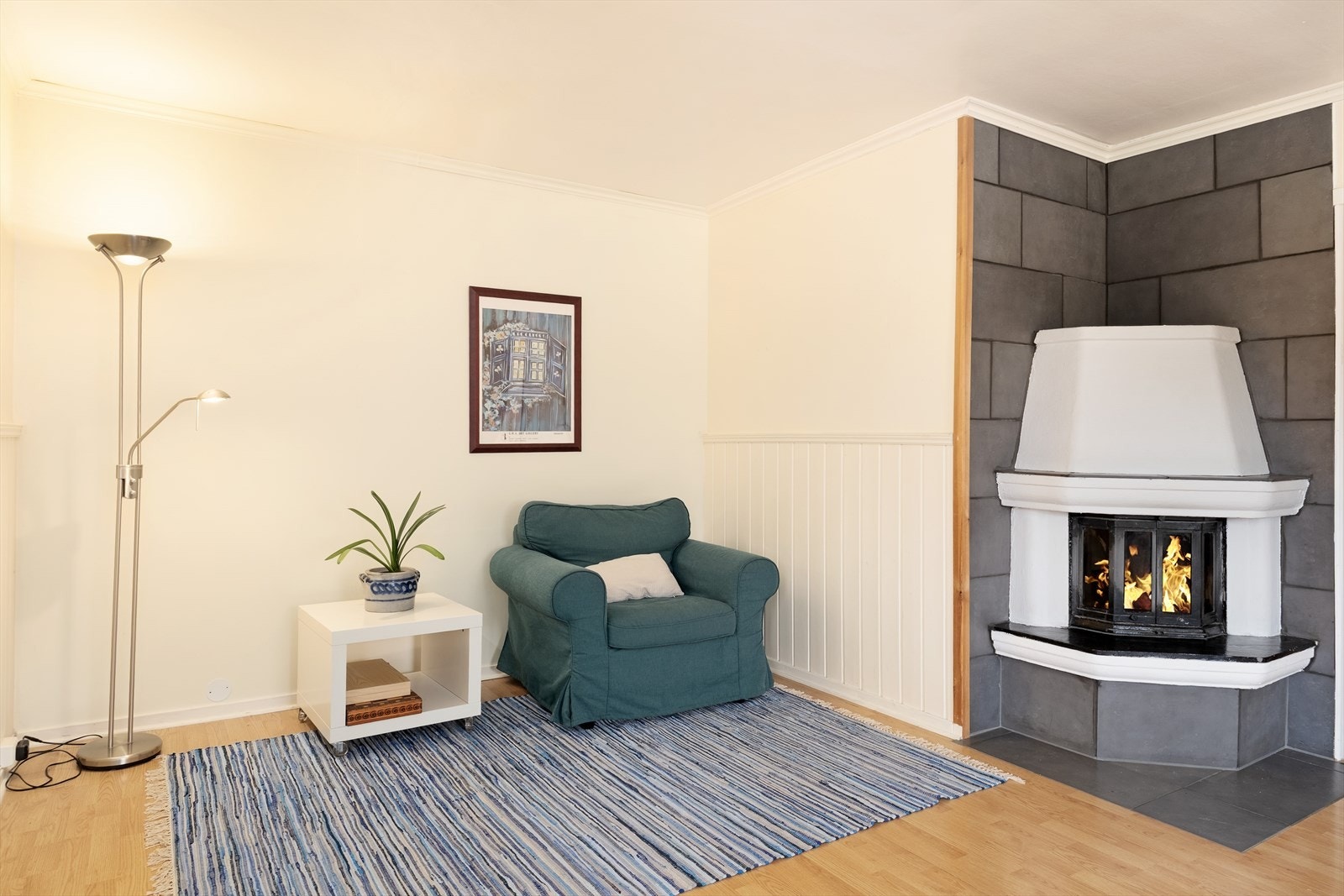 Stove som kan innreiiast etter eige ønskje. Som oppvarming, er det peisovn. Galleribilde