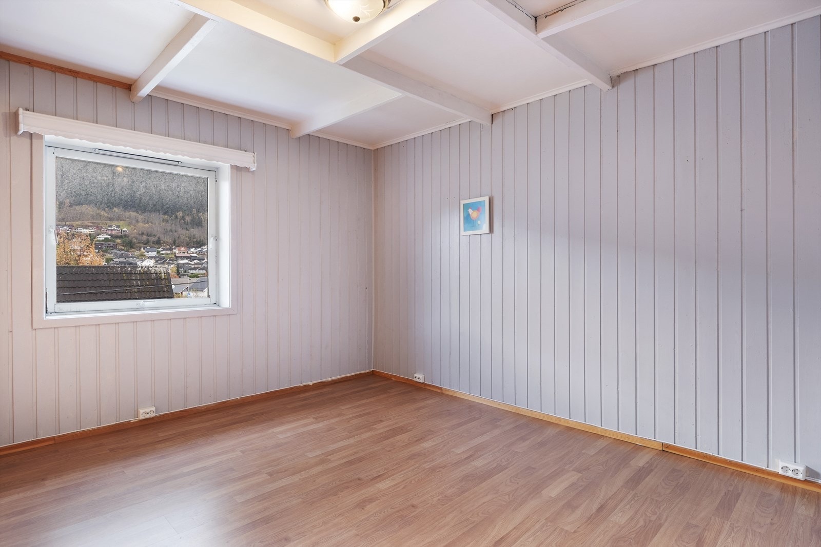 Bustaden har totalt 5 soverom, 2 stk i hovudetasjen og 3 stk på loft. Her er soverom 1. Galleribilde