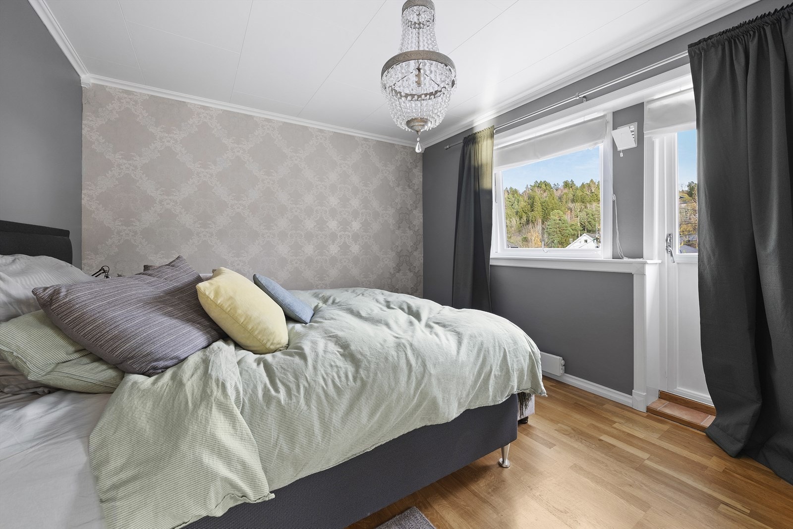 Hovedsoverommet er av god størrelse med plass til dobbeltseng, nattbord og garderobeløsning Galleribilde