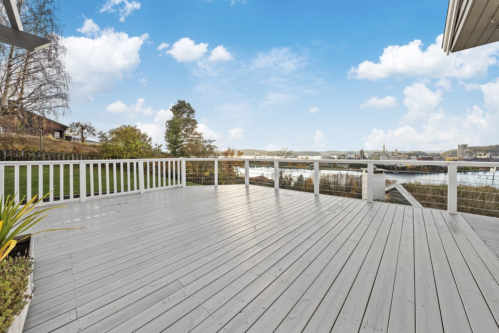 På terrassen er det god plass til flere sittegrupper Galleribilde