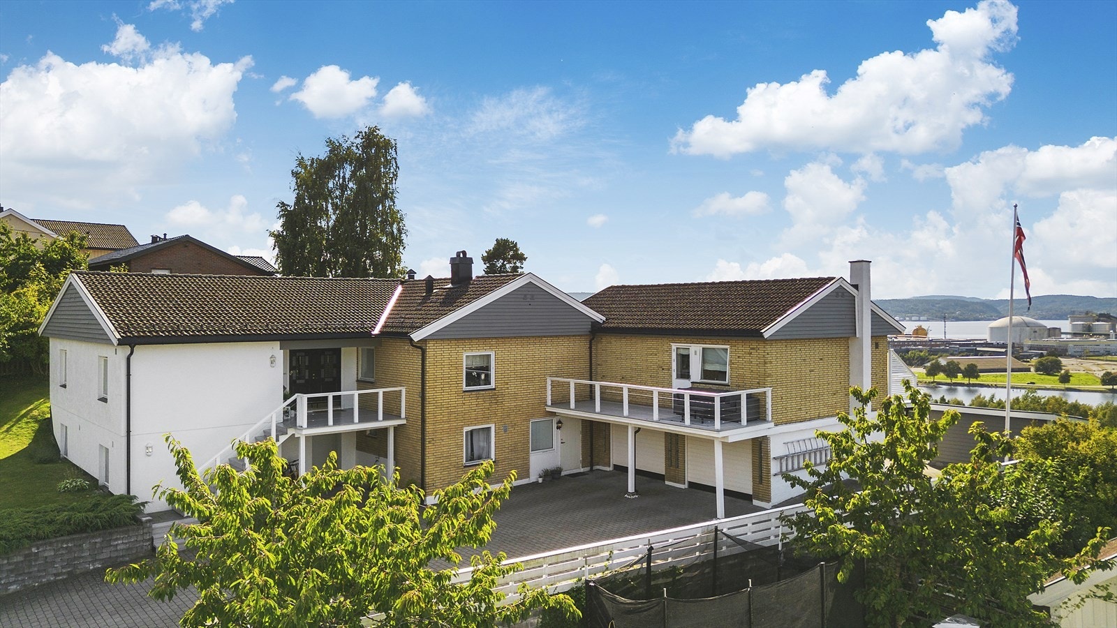 Gode parkeringsmuligheter i garasje og gårdsplass Galleribilde