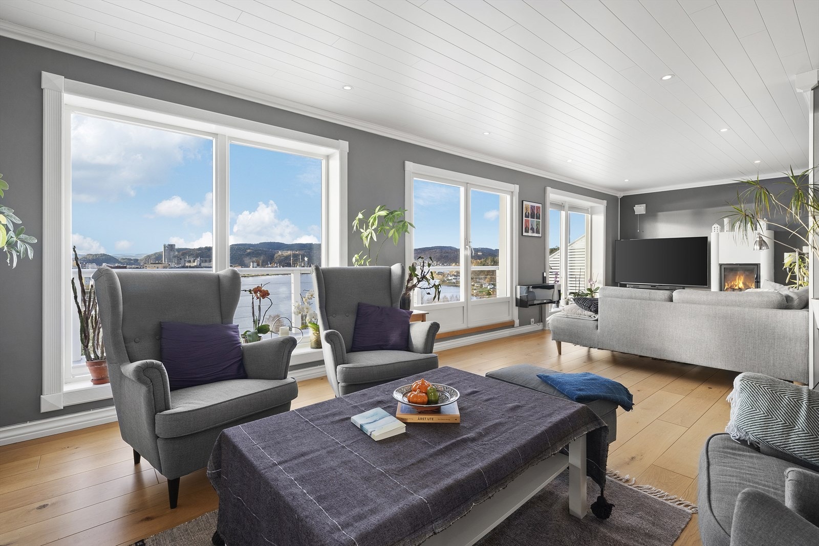 Den ene stuen er innredet som TV-stue Galleribilde