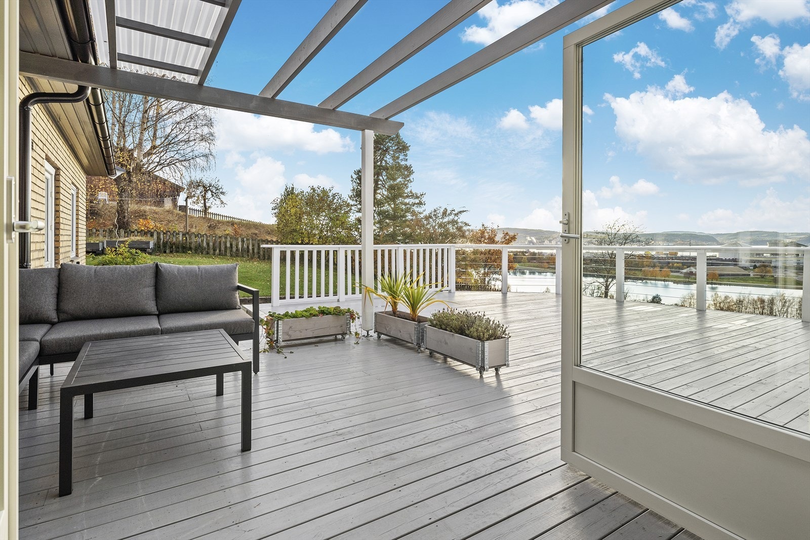 Eiendommen har flotte terrasseområder Galleribilde