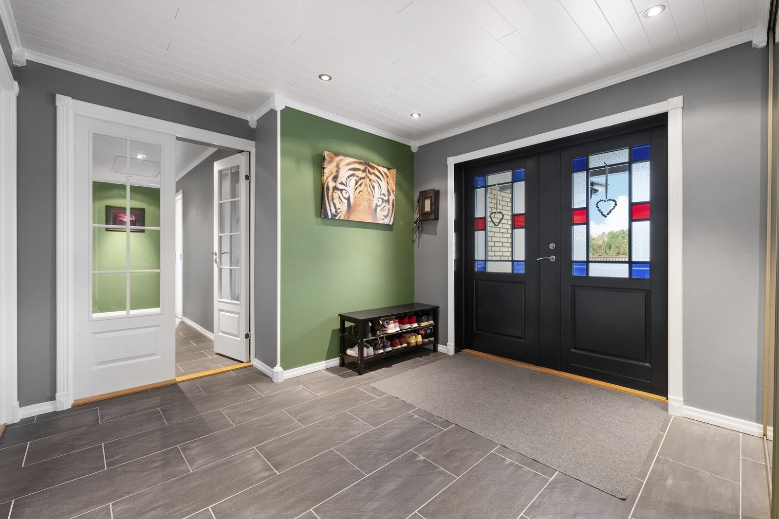 Meget romslig entré med flislagt gulv med varmekabler Galleribilde