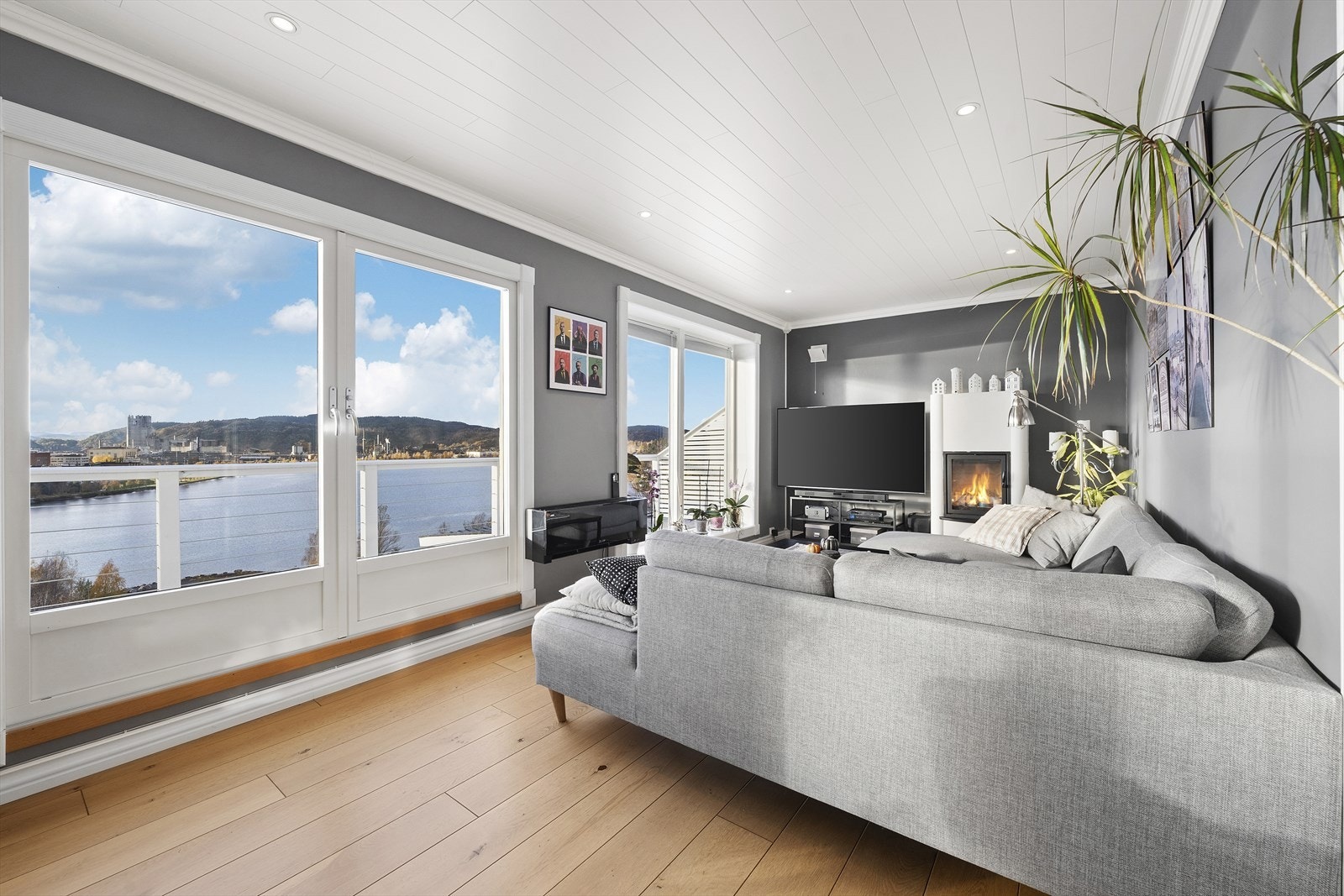 Det er god plass til stor sofagruppe og tilhørende møblement Galleribilde