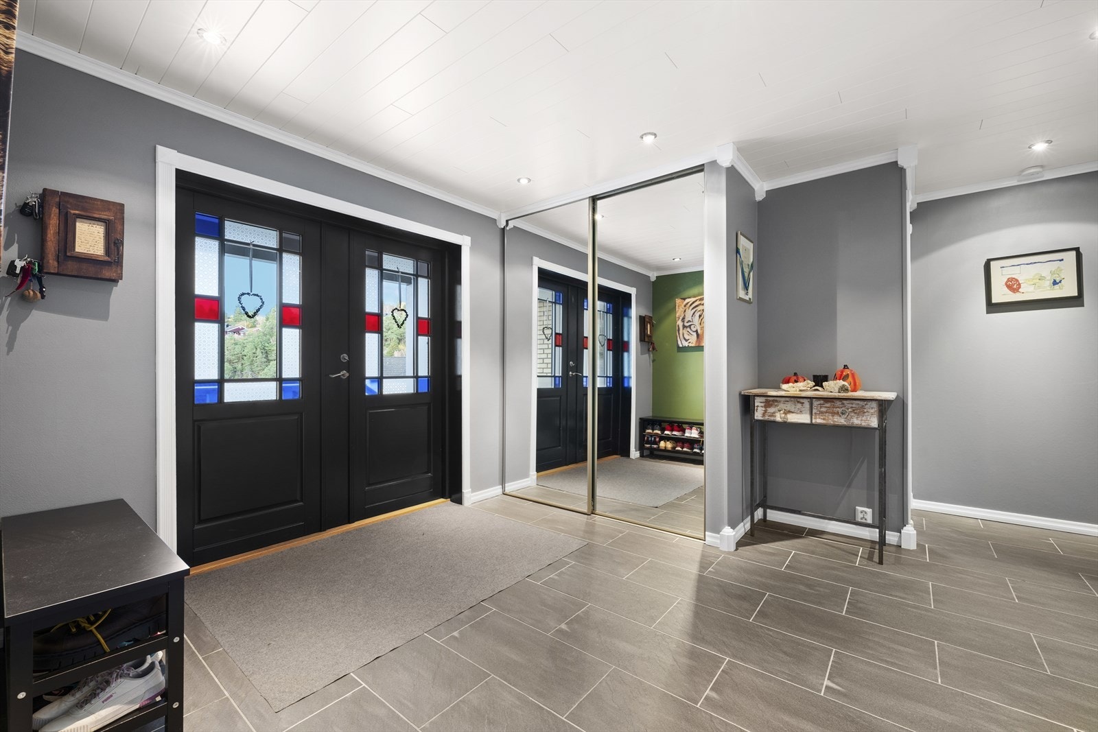 I entré er det romslig skyvedørsgarderobe med god plass til lagring av sko, jakker og annet yttertøy Galleribilde