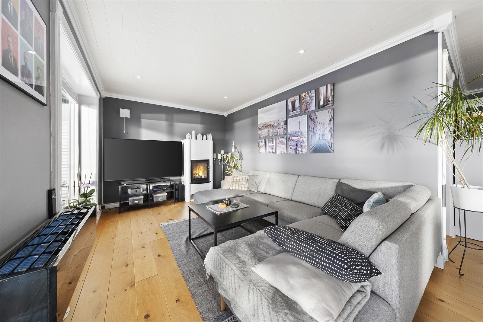 Det er montert både varmepumpe og peisovn Galleribilde