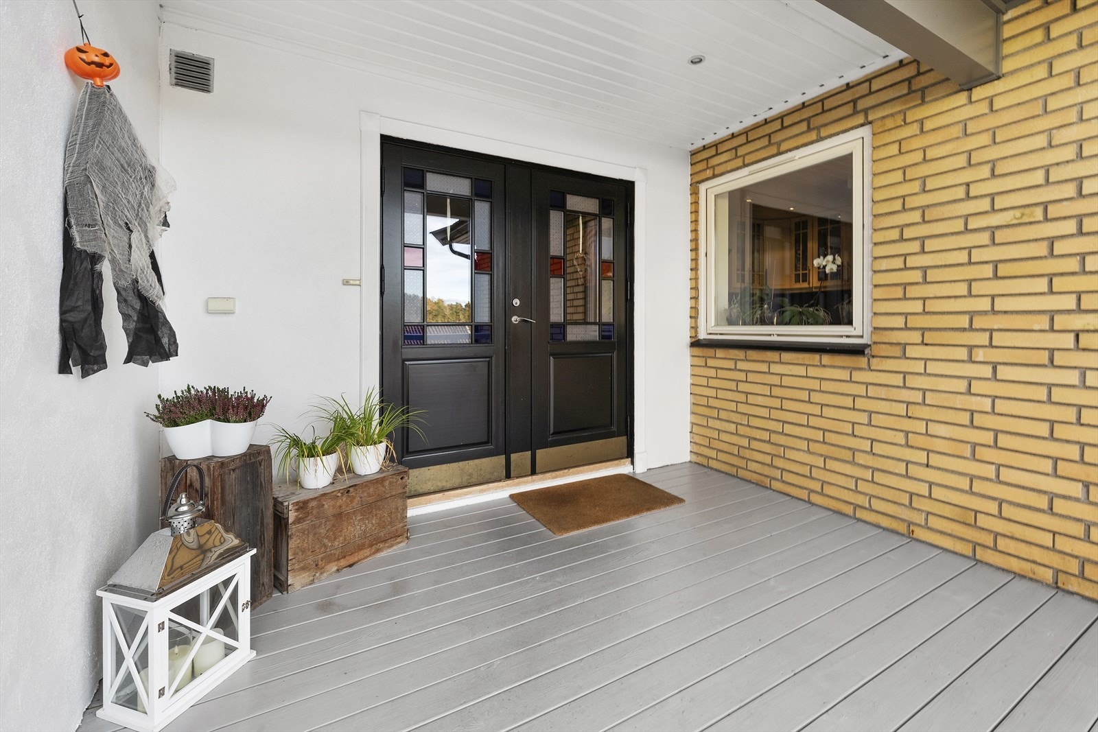 Fra overbygget inngangsparti, trer du inn i entré via dobbel inngangsdør Galleribilde