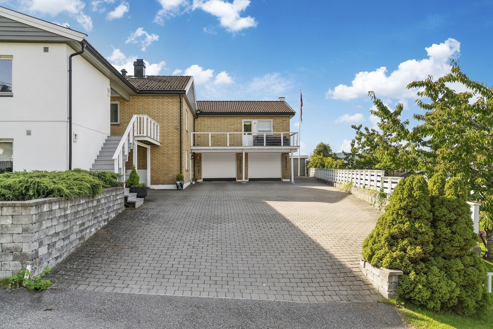 Romslig gårdstun med gode parkeringsmuligheter - 2 garasjer med opplegg til el-billader Galleribilde