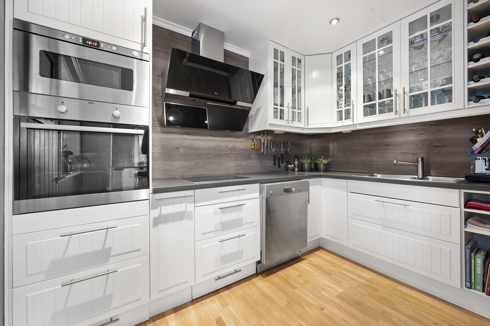 Lyst kjøkken med hvite, profilerte fronter og laminert benkeplate. Kjøkkeninnredningen tilbyr godt med skap- og benkeplass. Integrert stekeovn, varmeskuff og mikrobølgeovn. Det er avsatt plass til oppvaskmaskin og kjøleskap i innredningen Galleribilde