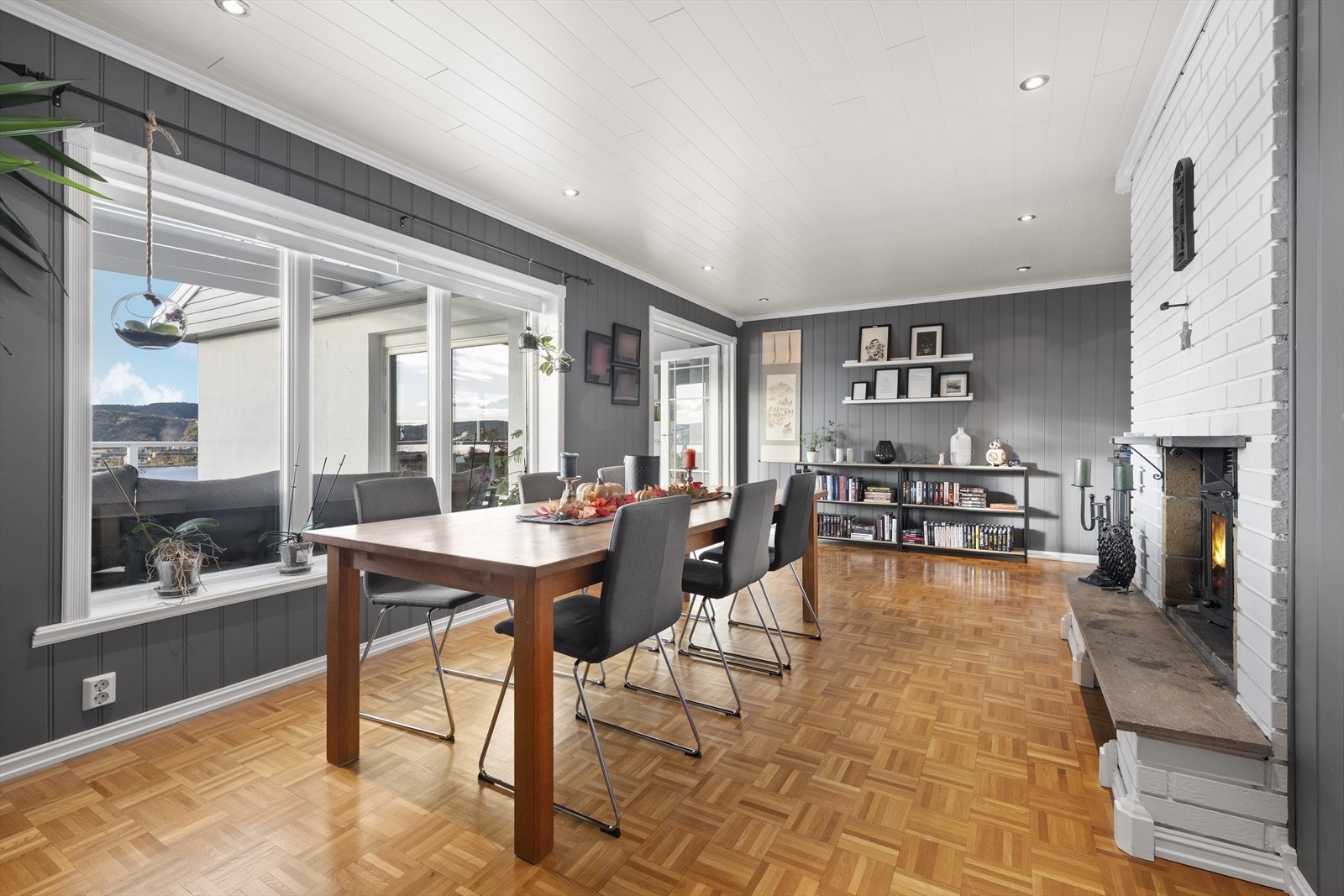 Spisestue med god plass til stort spisebord Galleribilde