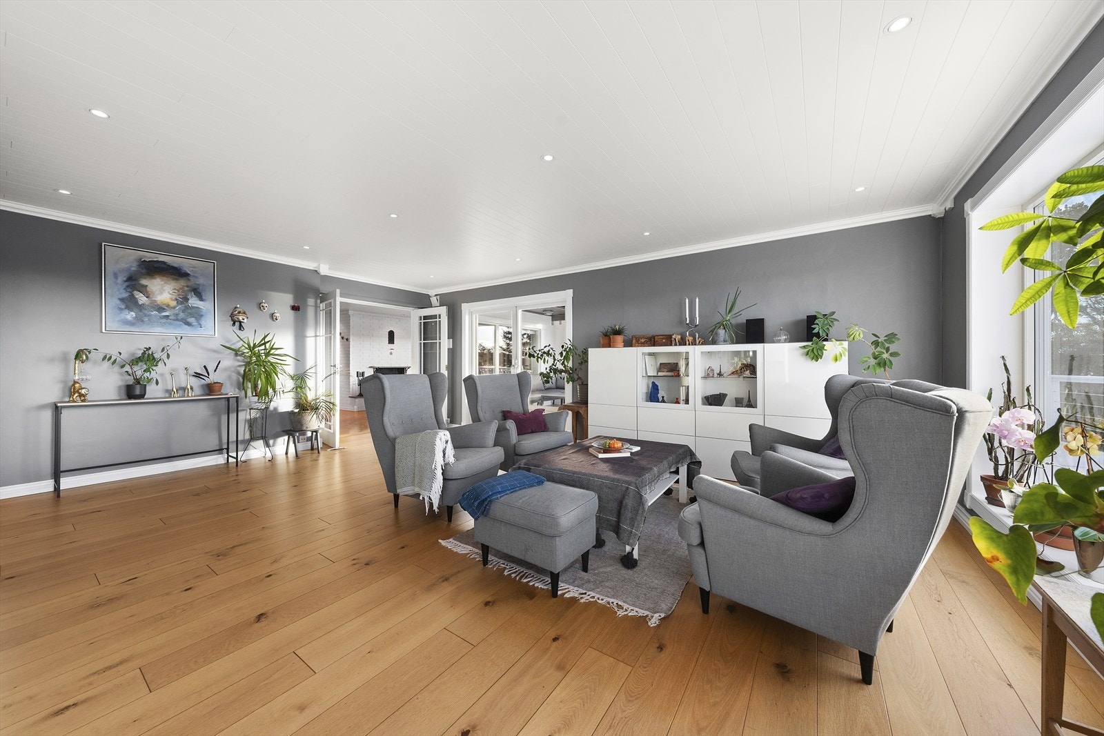 Det er utgang til terrassen via dobbel terrassedør Galleribilde