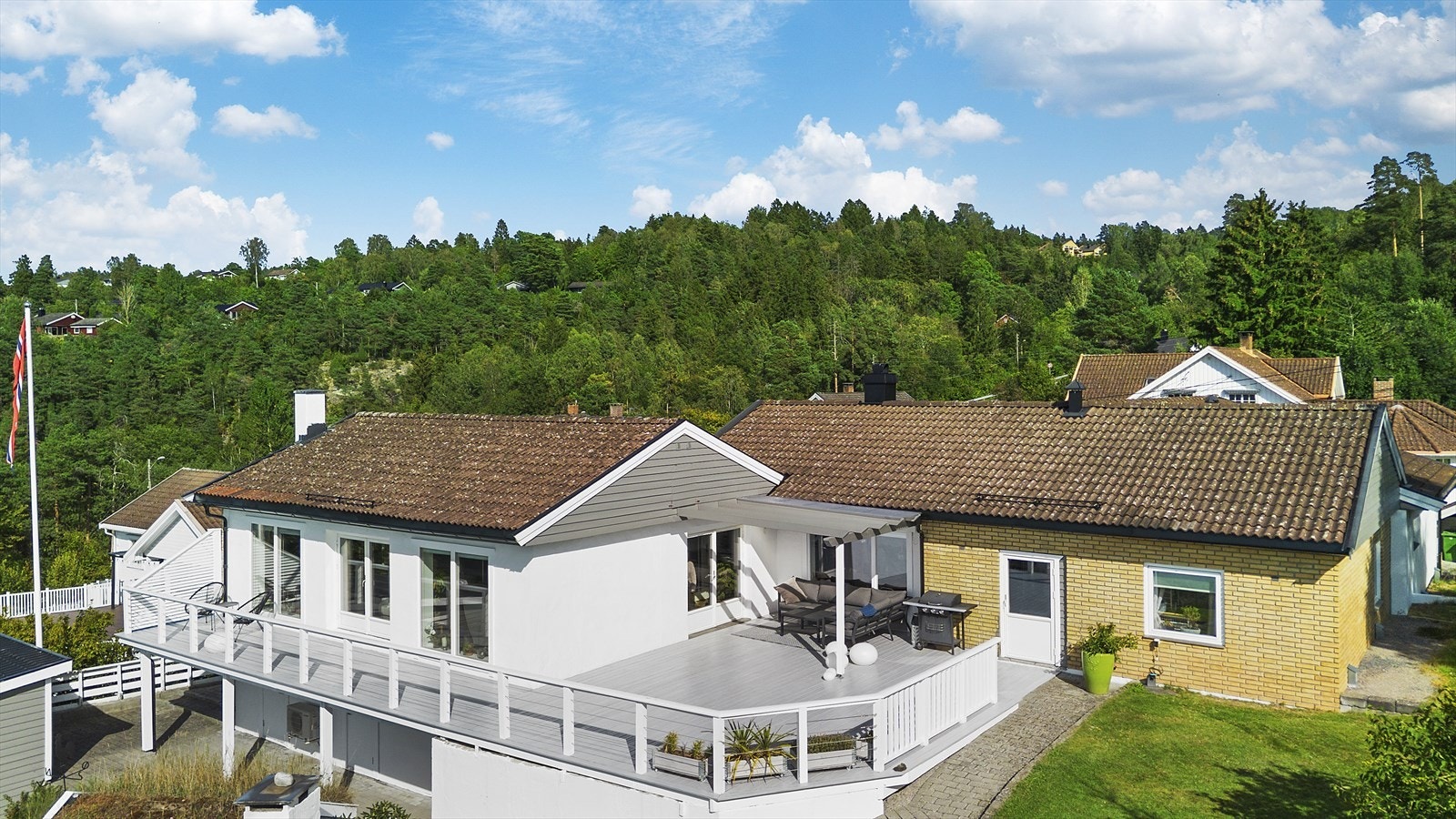 Innholdsrik enebolig med solrik og usjenert beliggenhet Galleribilde