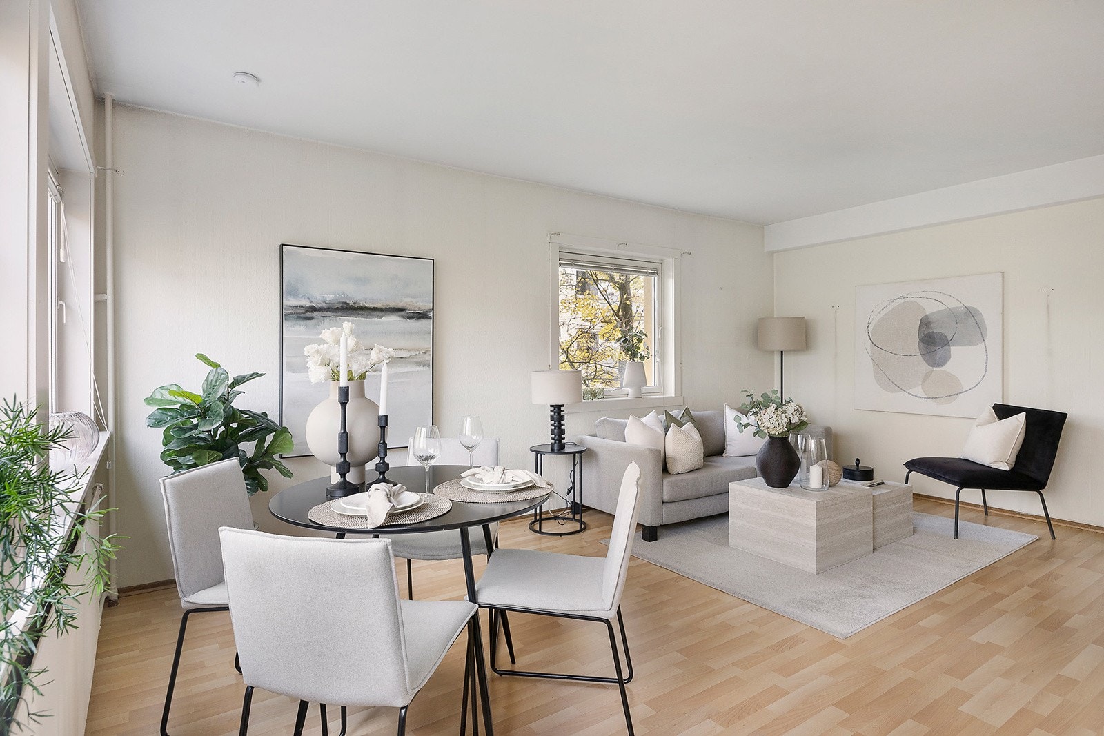 Stuen byr på flere møbleringsmuligheter, og gir gode muligheter for å sette sitt eget preg. Galleribilde