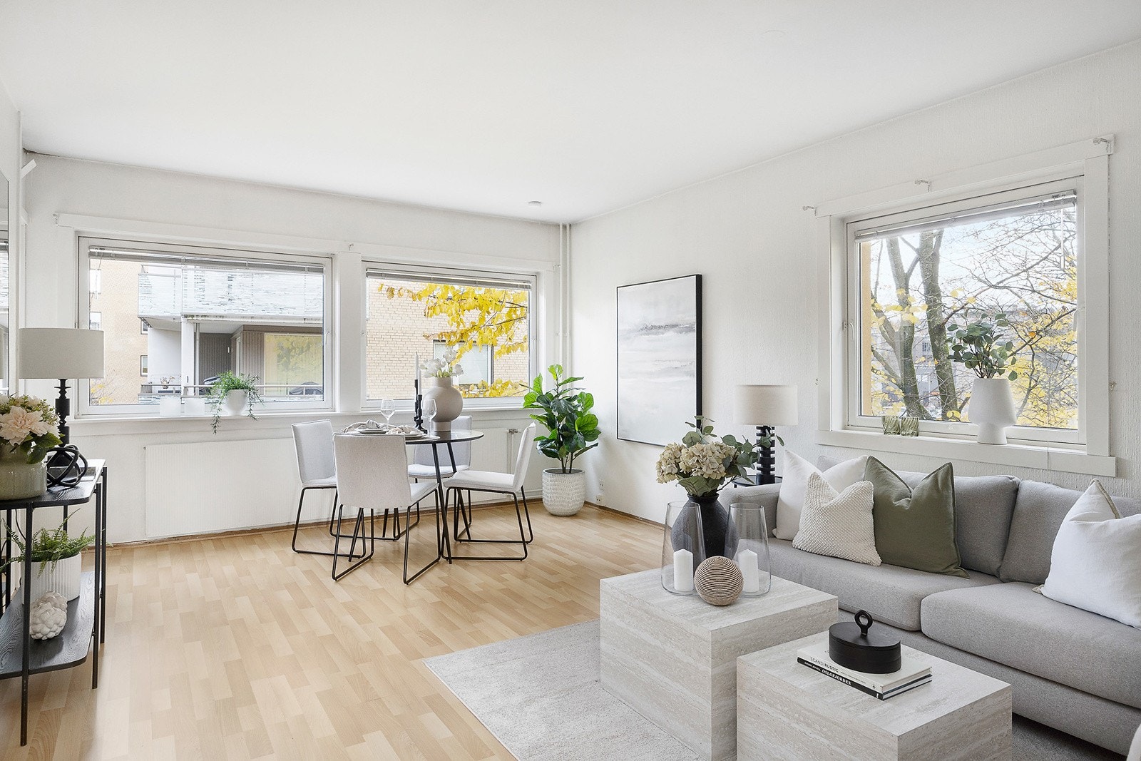 Leiligheten har en romslig og innbydende stue med store vindusflater som slipper inn rikelig med naturlig lys. Galleribilde