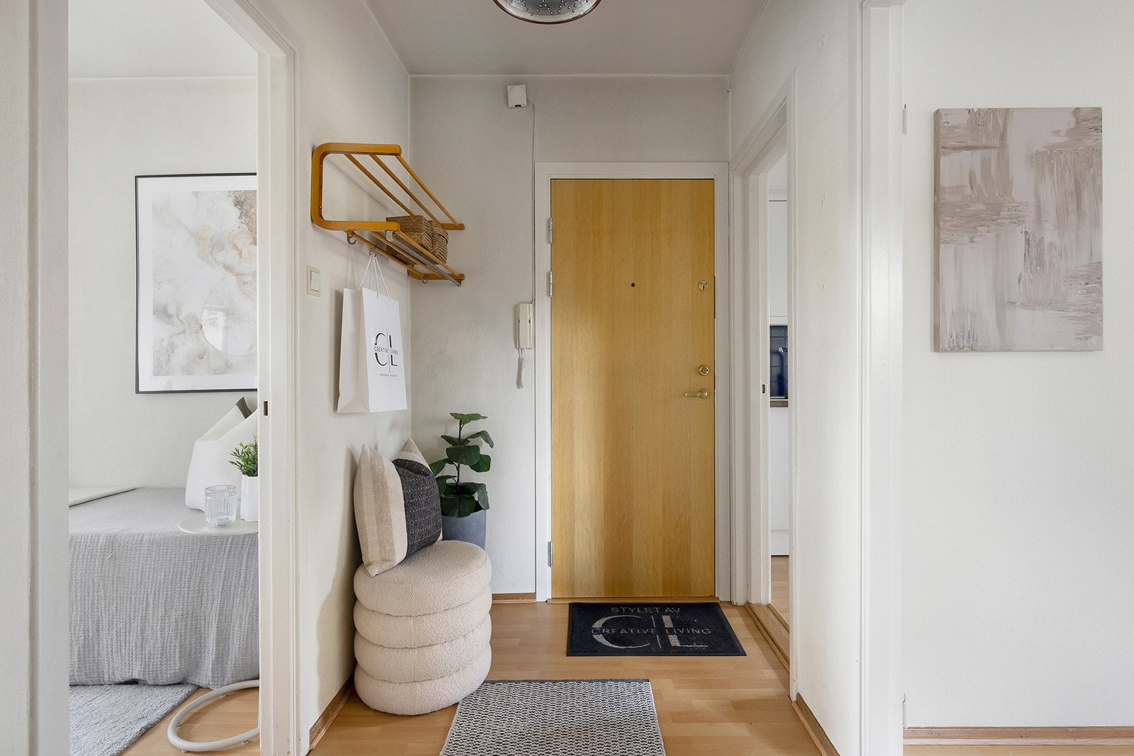 Romslig og innbydene entré, med god plass til yttertøy og sko. Galleribilde