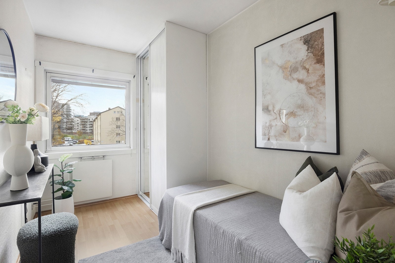 Soverom 2 med plass til seng, nattbord og garderobeløsning. Galleribilde