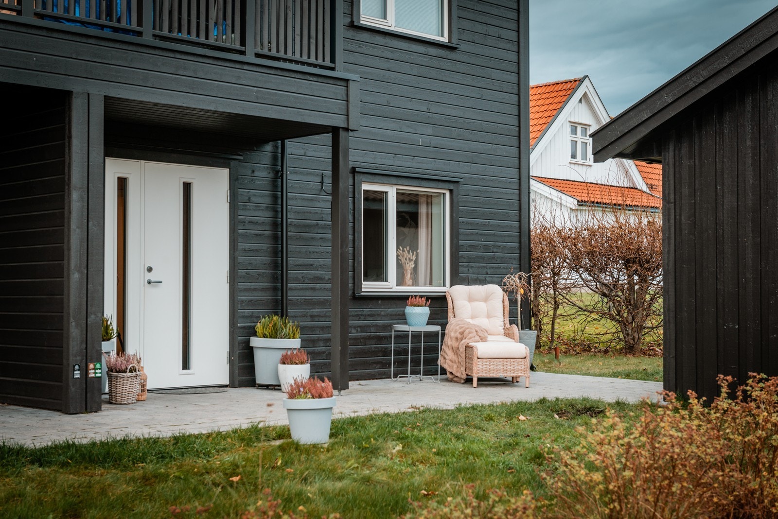 Du har også mulighet til å ta morgenkaffe med ut på fremsiden og se sola stå opp over jordet Galleribilde