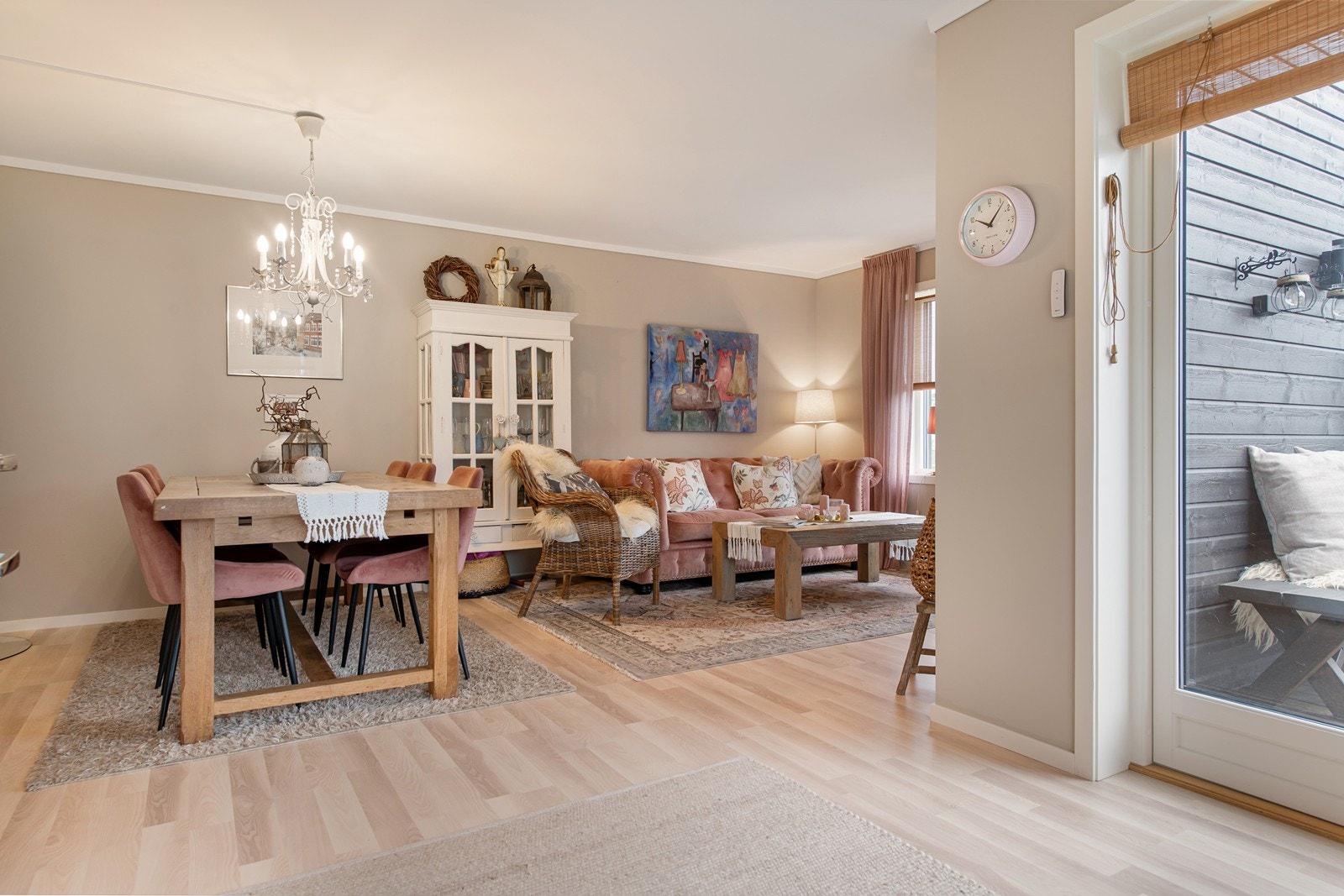 Kjøkken stue og soisestue er åpent slik at du får et stort rom med my luft og lys Galleribilde