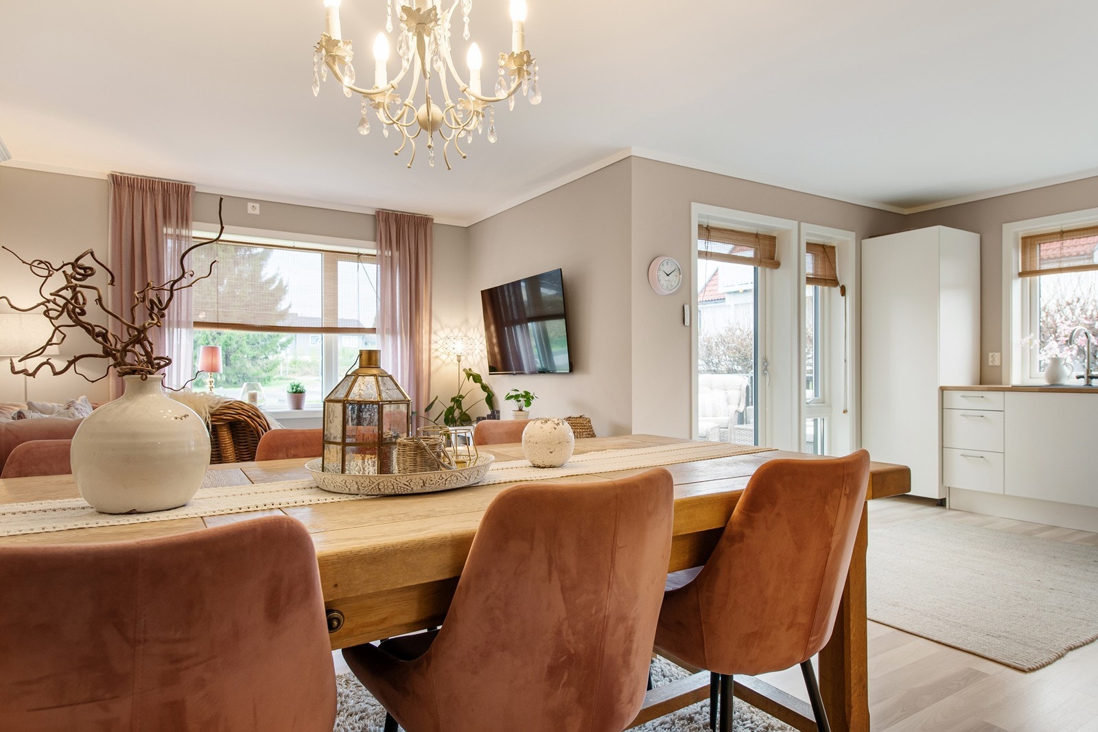 Jeg er sikker på at spisestuen har plass til hele husholdningen. Eller så er det noen som skal få lov til å sove tett her Galleribilde