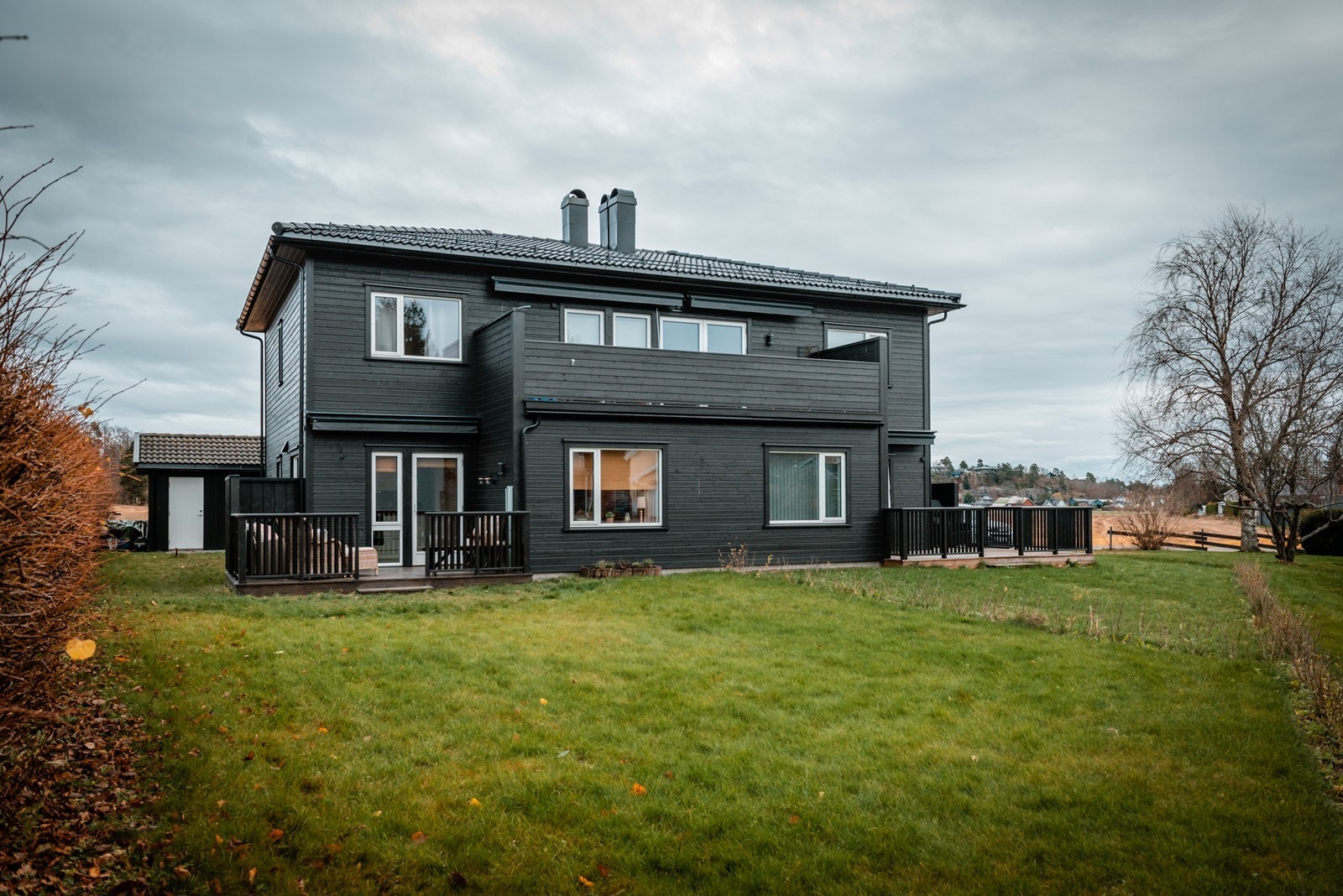 Flat hage som du kan bedrive sommerlige og vinterlige aktiviteter Galleribilde