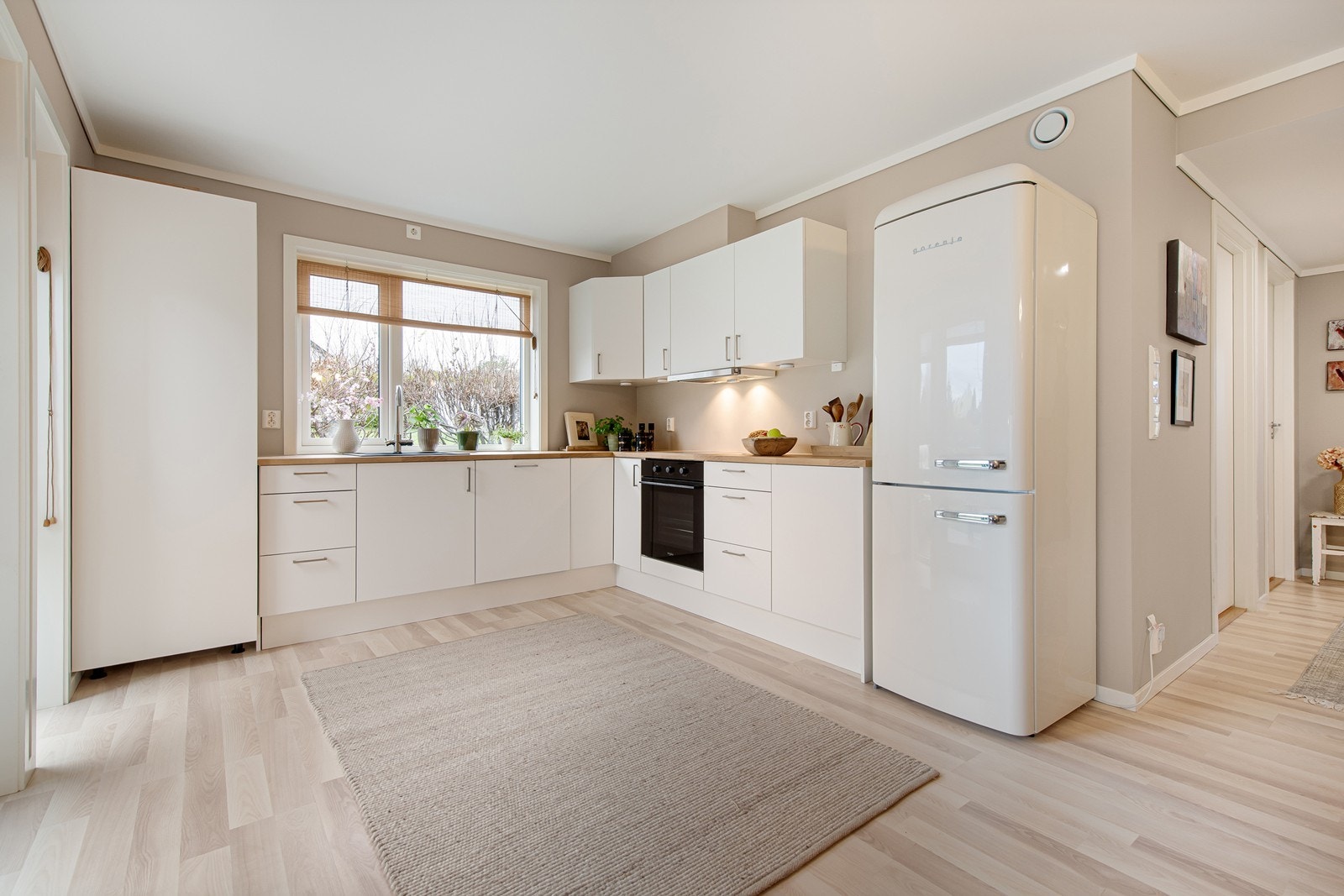 Fint og lys kjøkkem med god plass til å kokkelere Galleribilde