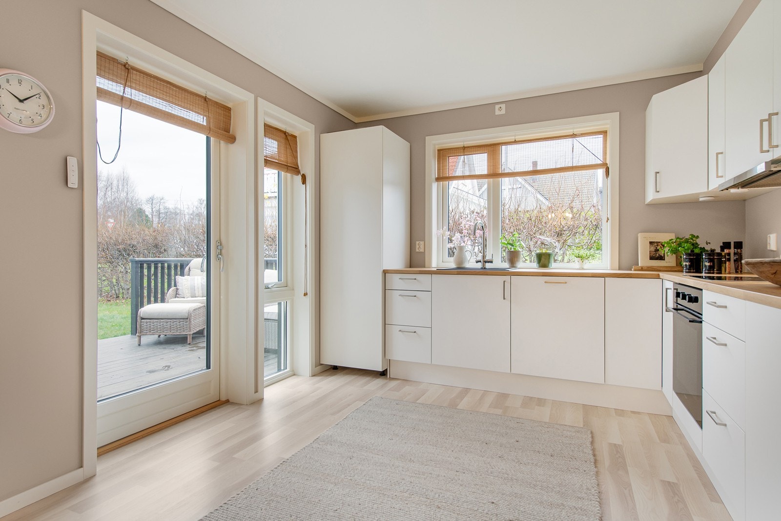 I godt vær tar du maten rett fra kjøkkenet og ut på terrassen Galleribilde