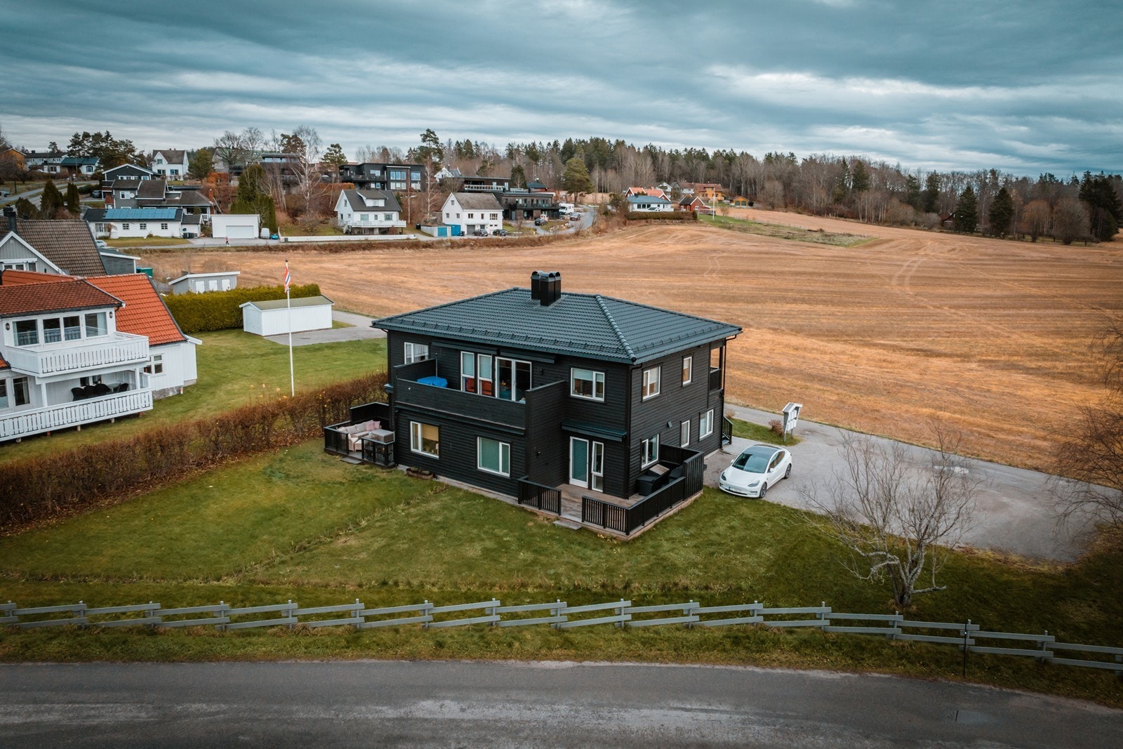 Biloppstillingsplass med plass til 2 biler pr. eierseksjon Galleribilde