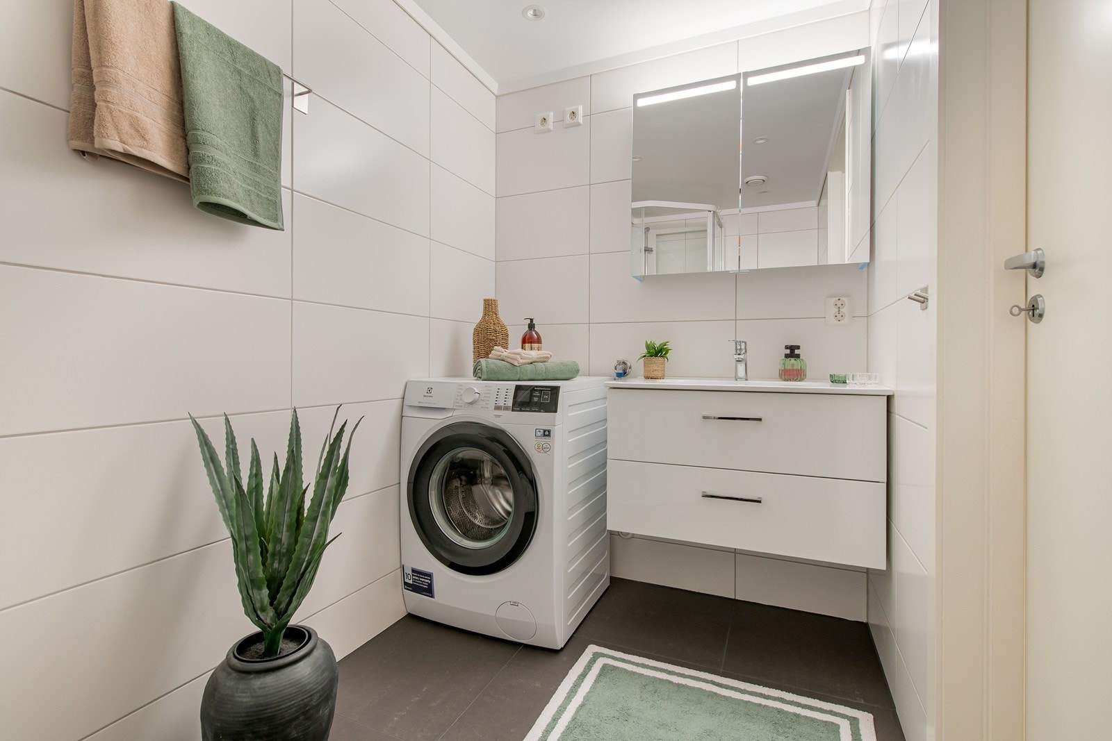 Baderommet er flisbelagt Galleribilde