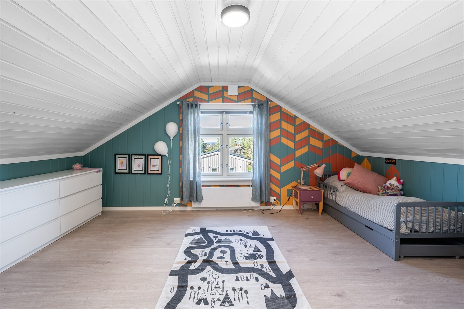 Hoveddelen av elektrisk anlegg er byttet ut med ny inntakskabel og hovedsikring. Det er utført el-kontroll av Lede i 2024. Galleribilde