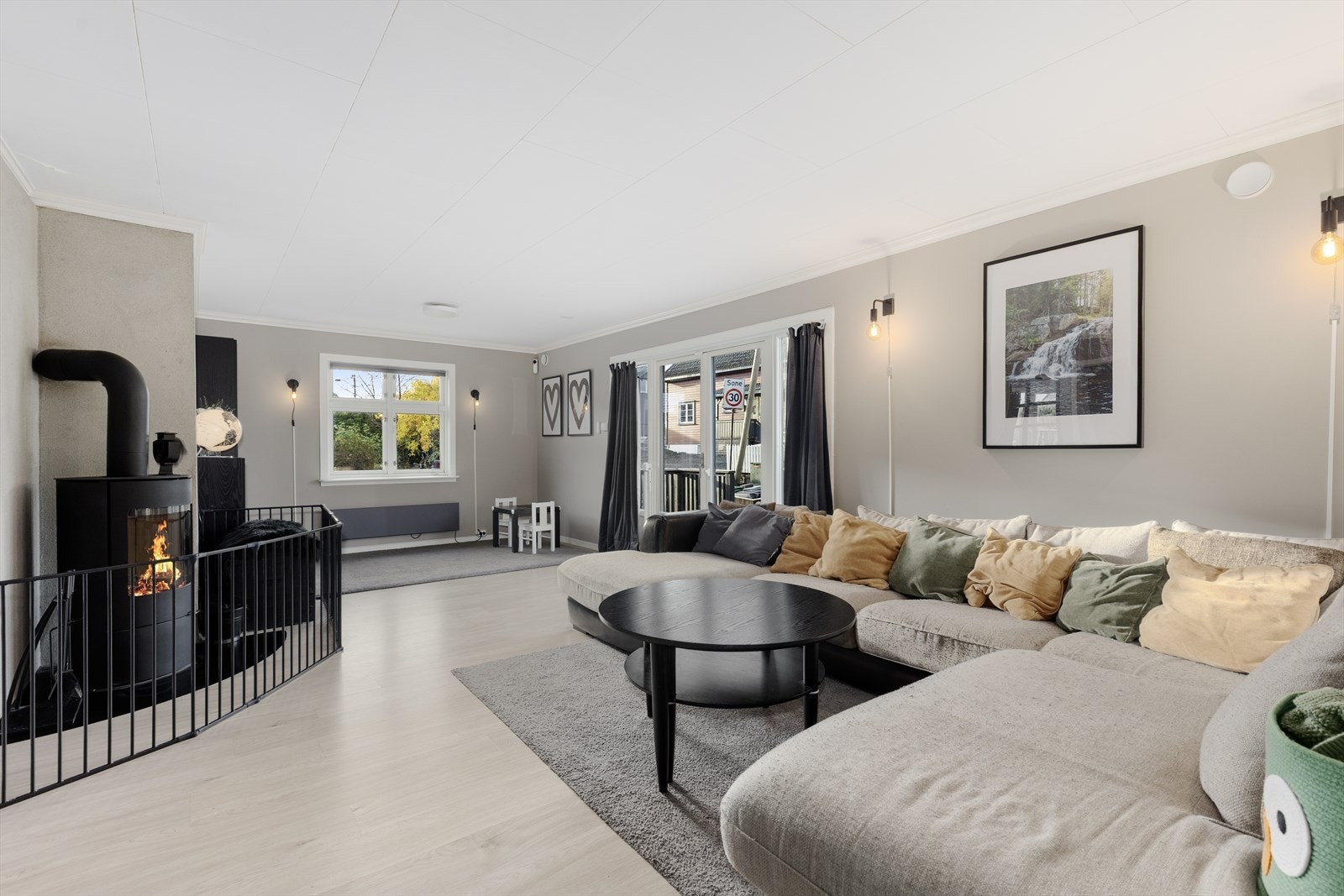 Pen stue av god størrelse, med gode vindusflater og avskjermet spisestuedel. Dobbel terrassedør med utgang til vestvendt terrasse. Galleribilde